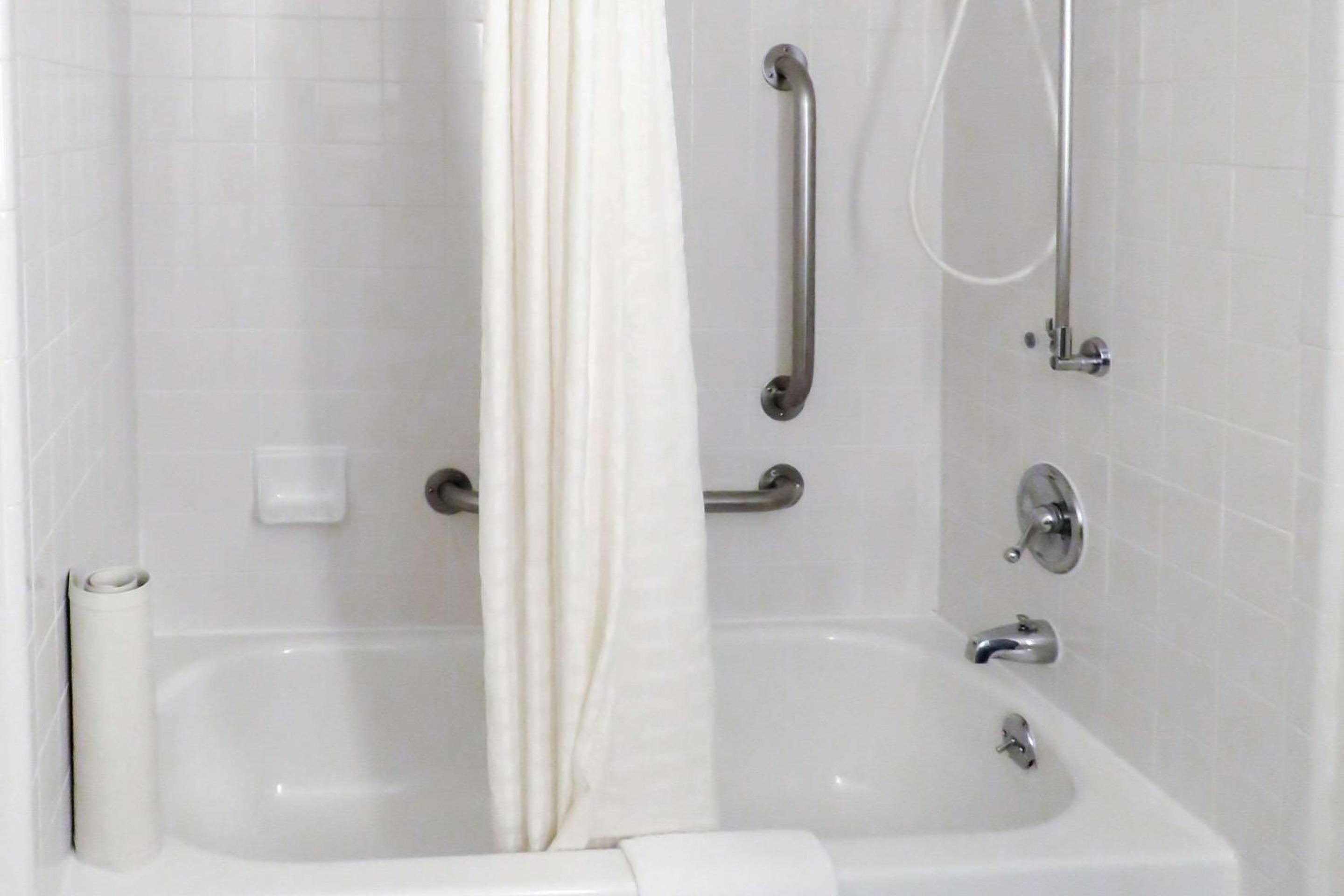King Suite - Disability Access/Non-Smoking - Photo 3