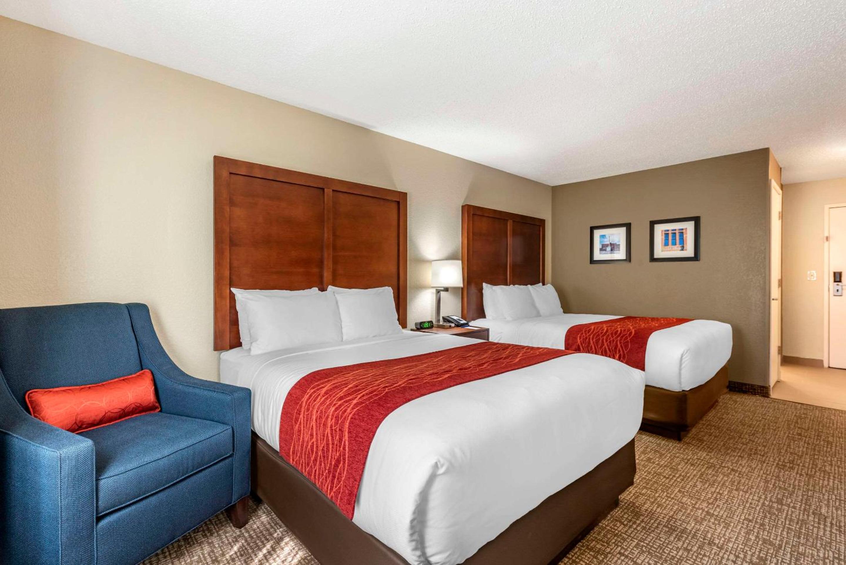 Queen Room with Two Queen Beds - Non-Smoking - Photo 3