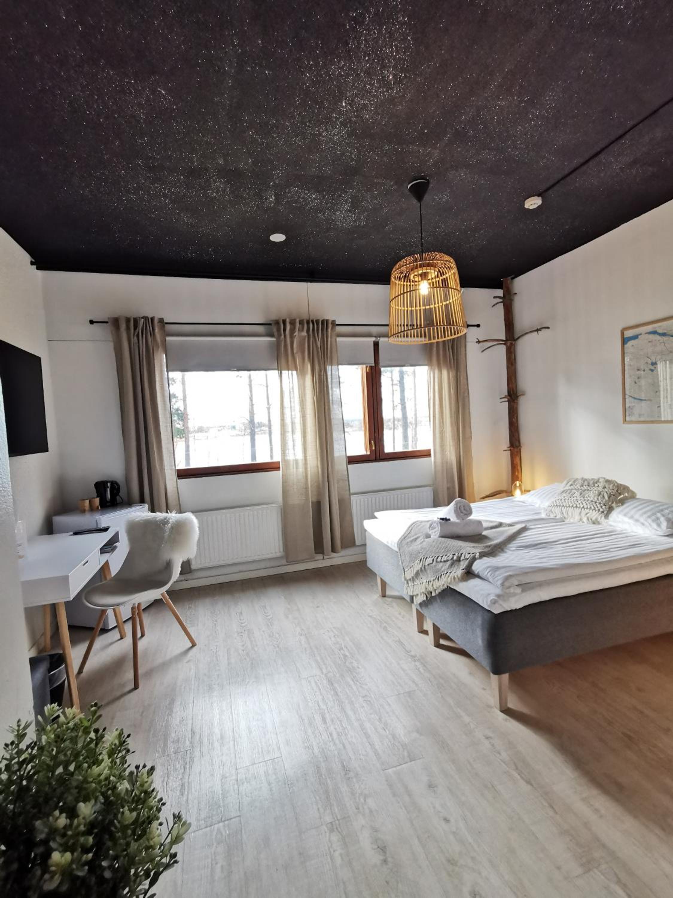 Twin Room with Lake View - Photo 1