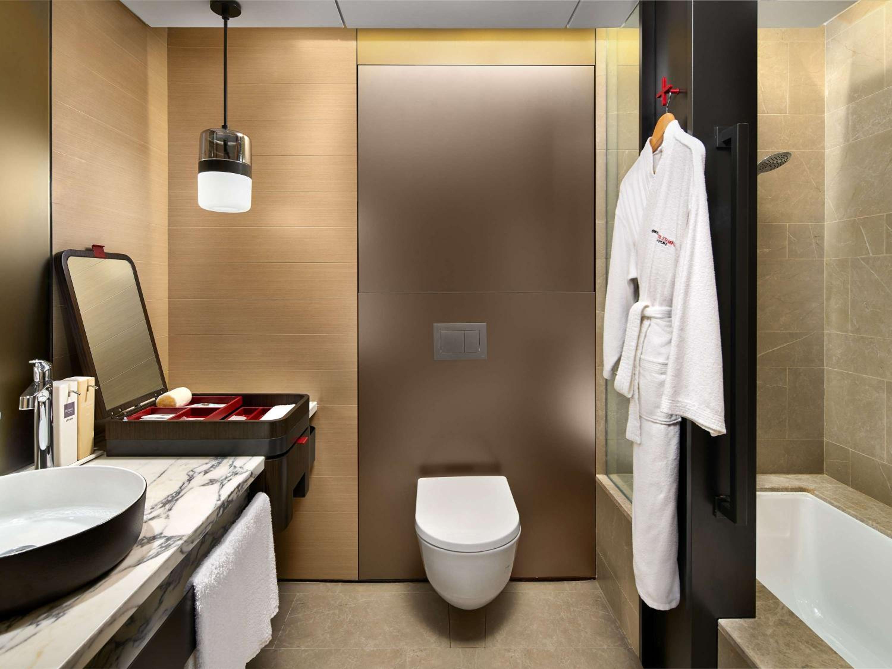 Premier Prestige King Room with Balcony and Marina Bay View thumbnail 6