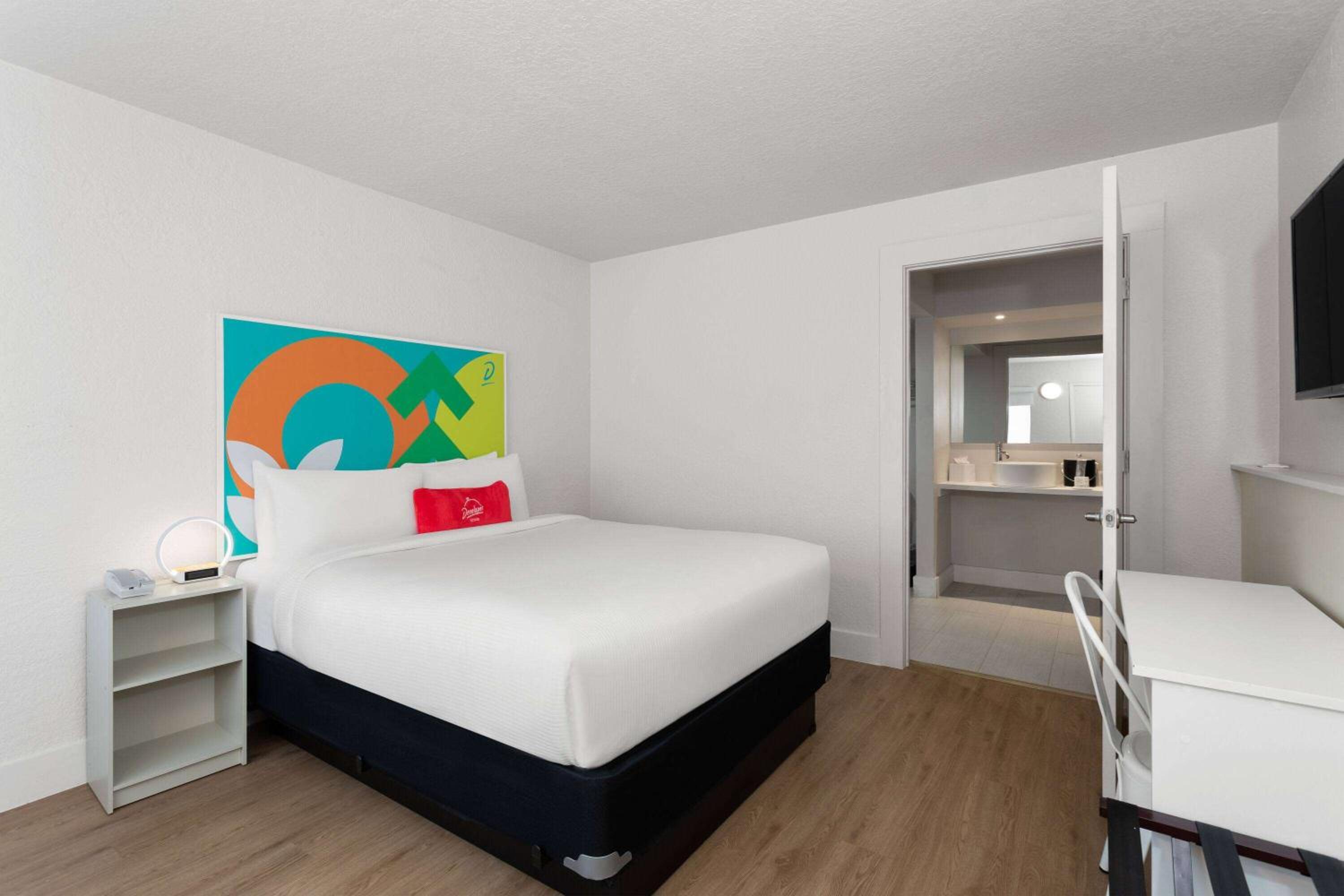 Queen Room with Roll-In Shower - Mobility/Hearing Accessible - Non-Smoking photo 3