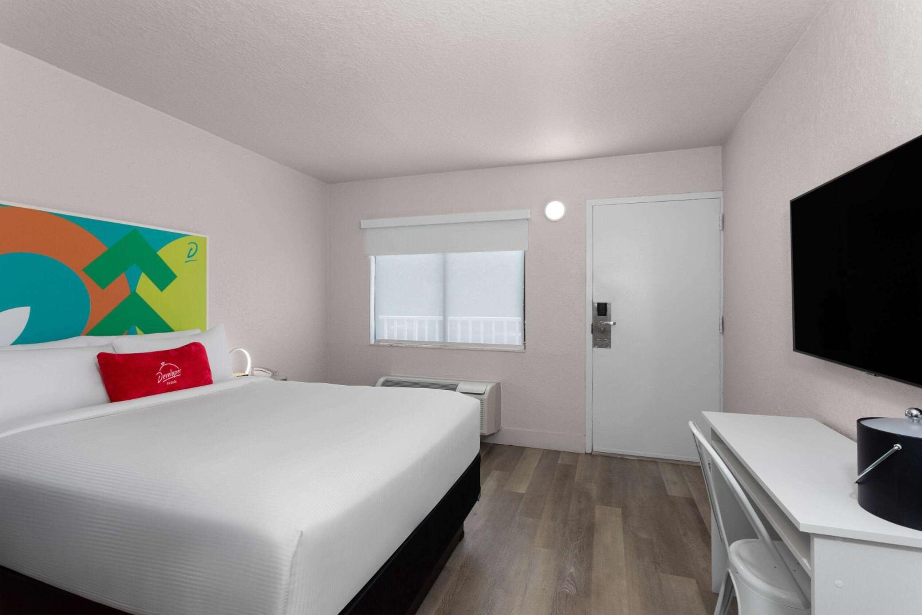 Queen Room with Roll-In Shower - Mobility/Hearing Accessible - Non-Smoking photo 2
