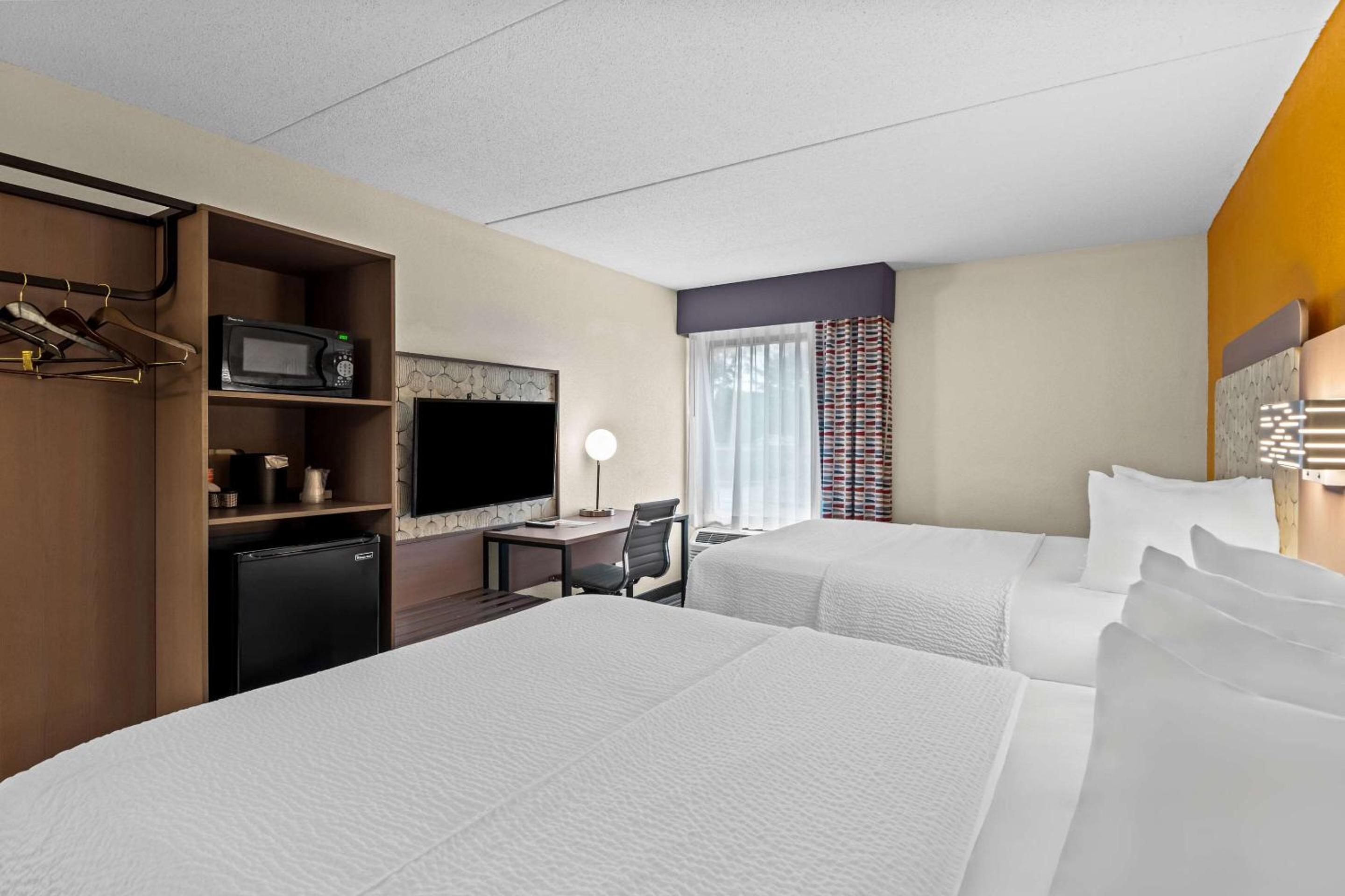 Quadruple Room with Two Queen Beds - Non Smoking photo 3