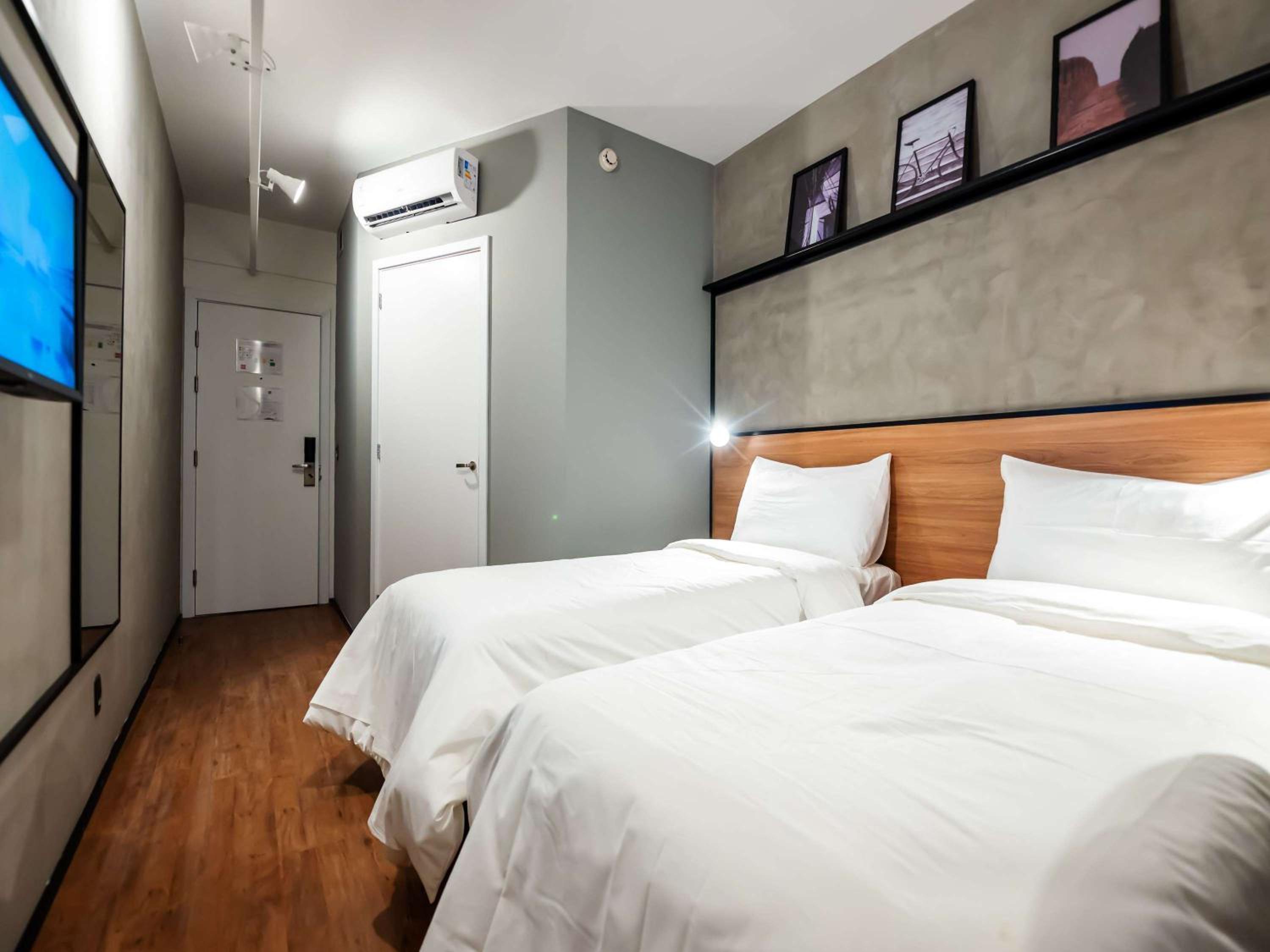 Apartment with Twin Beds photo 2
