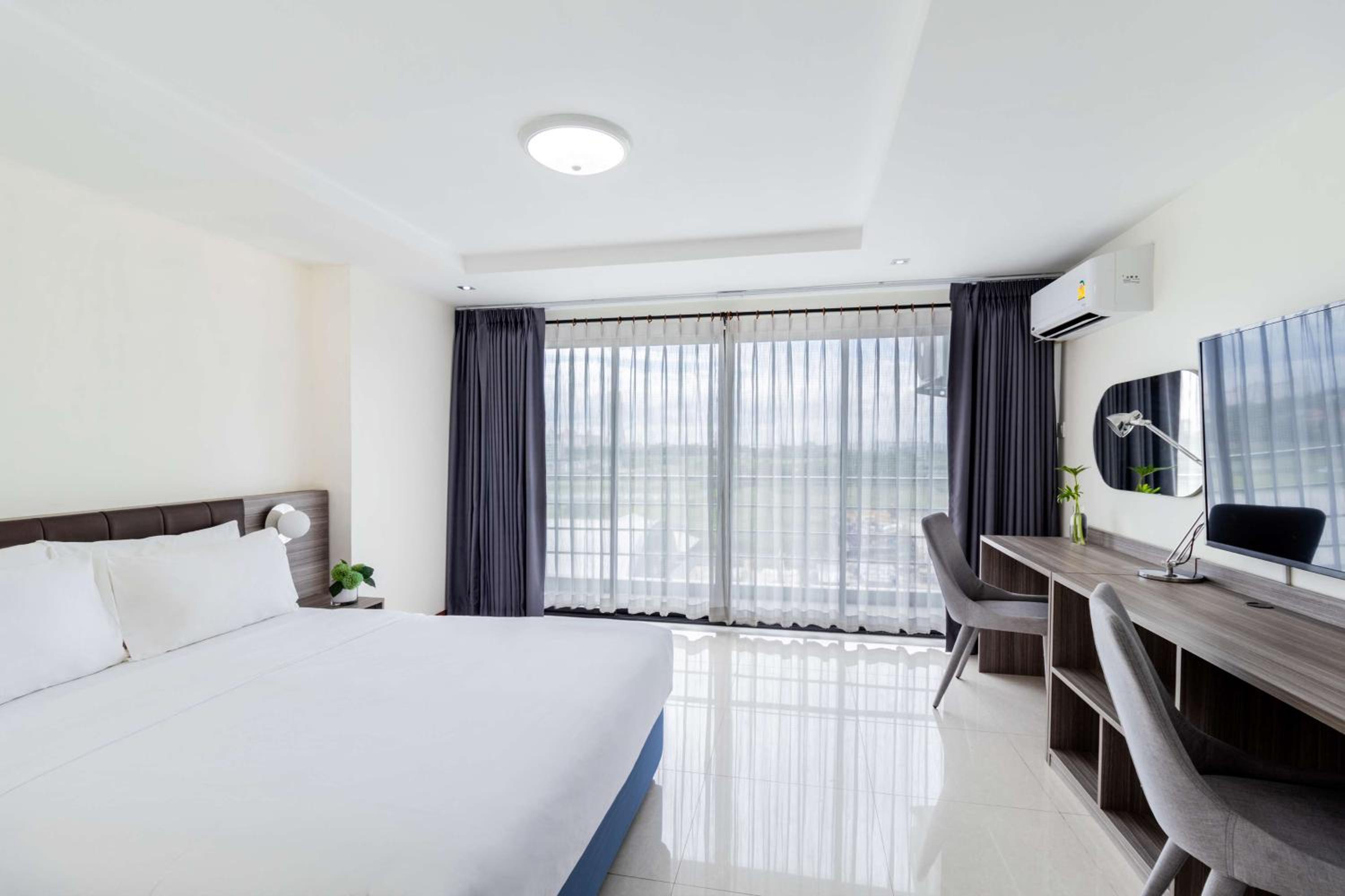 Junior Suite with One Double Bed - Non-Smoking - Photo 5