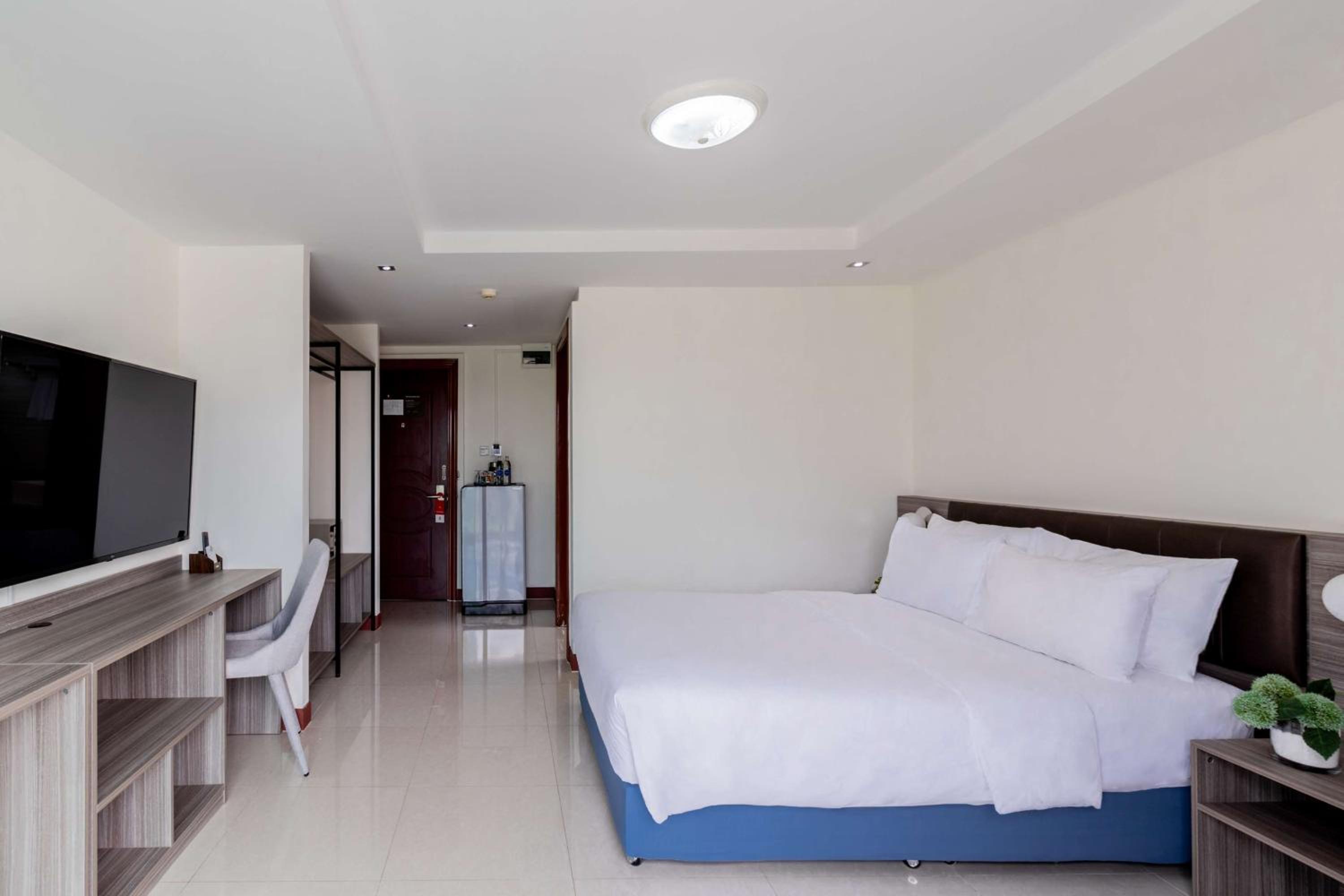 Junior Suite with One Double Bed - Non-Smoking - Photo 4