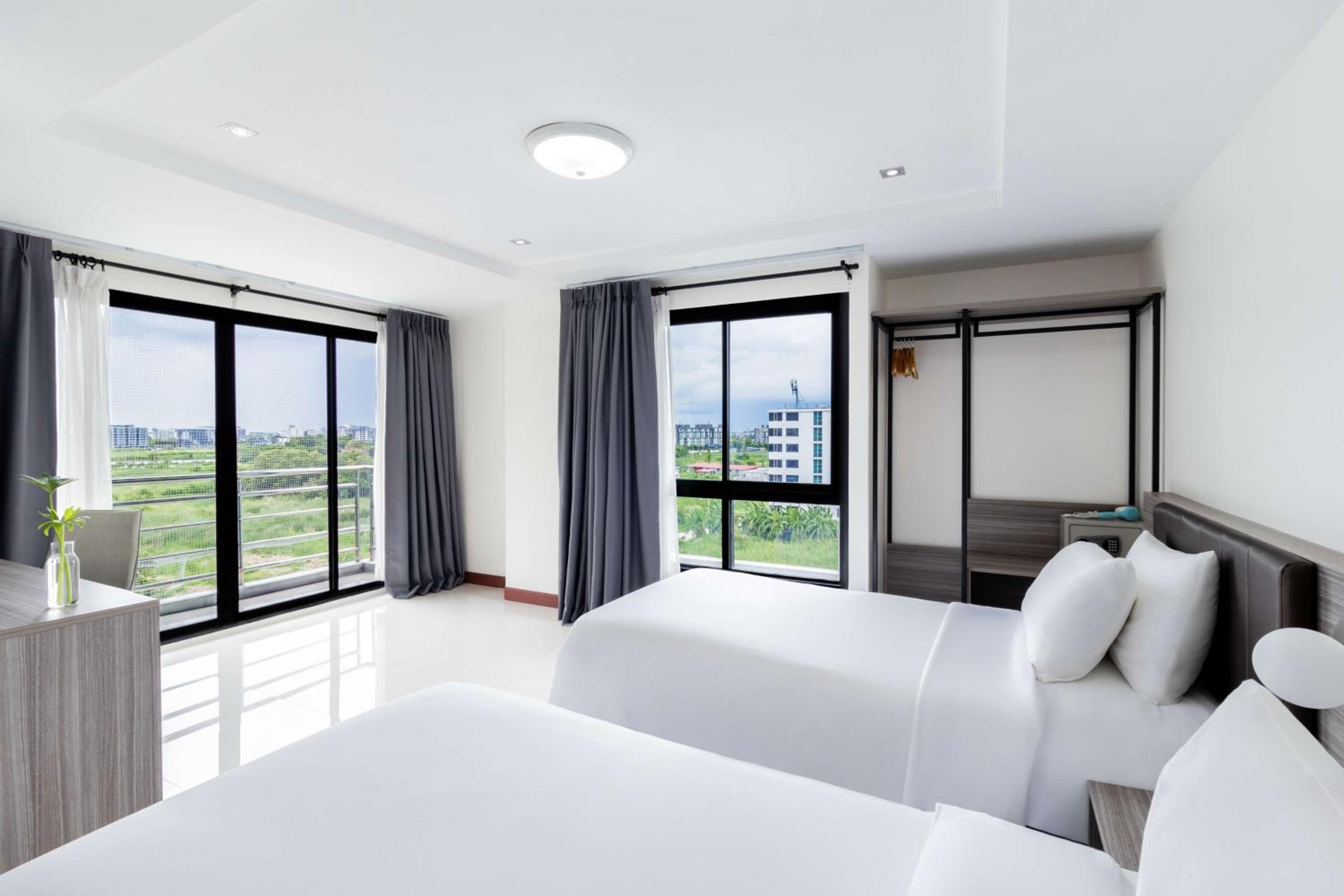 Deluxe Twin Room - Non-Smoking - Photo 6