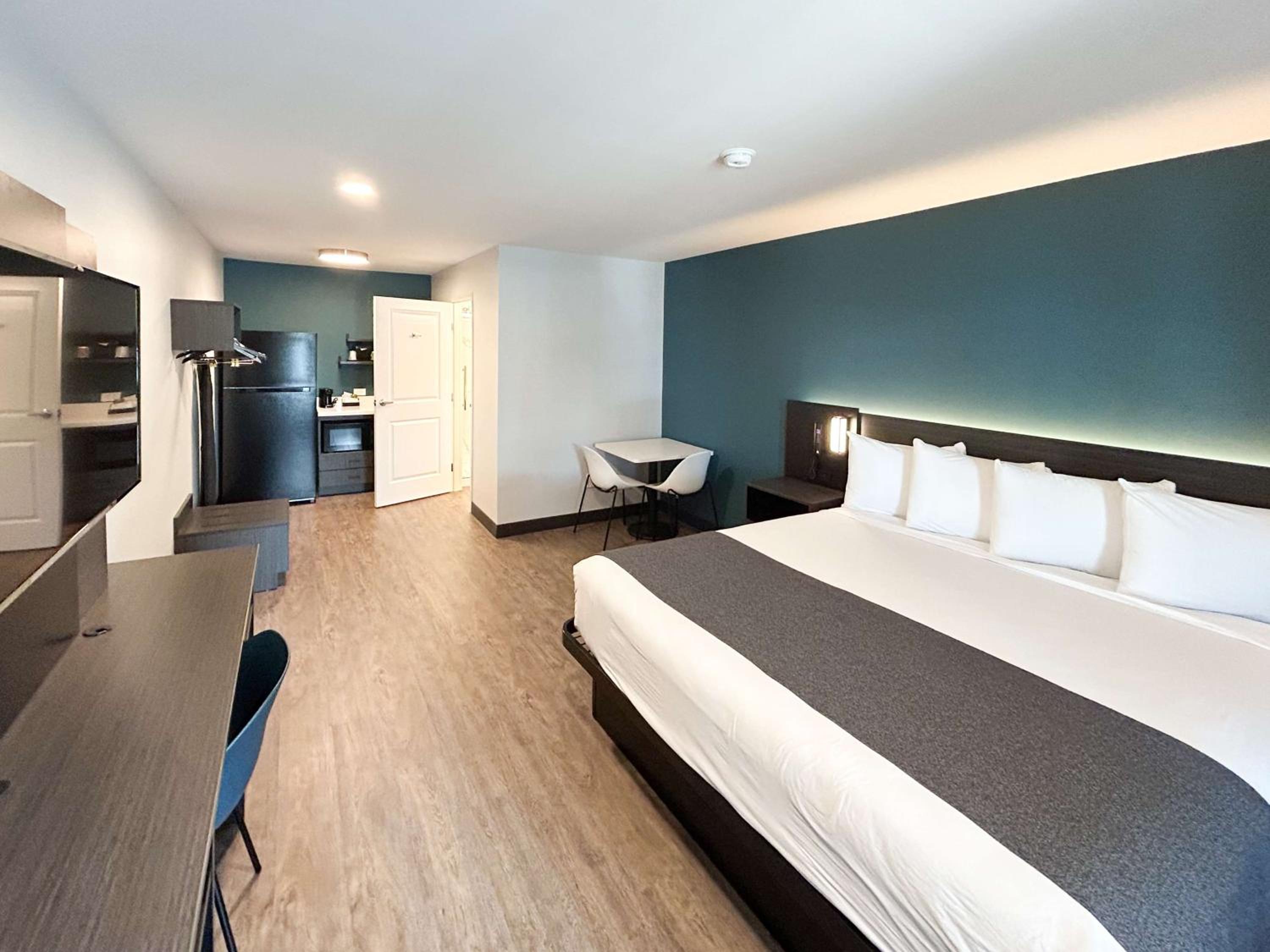 King Room - Non-Smoking - Photo 3