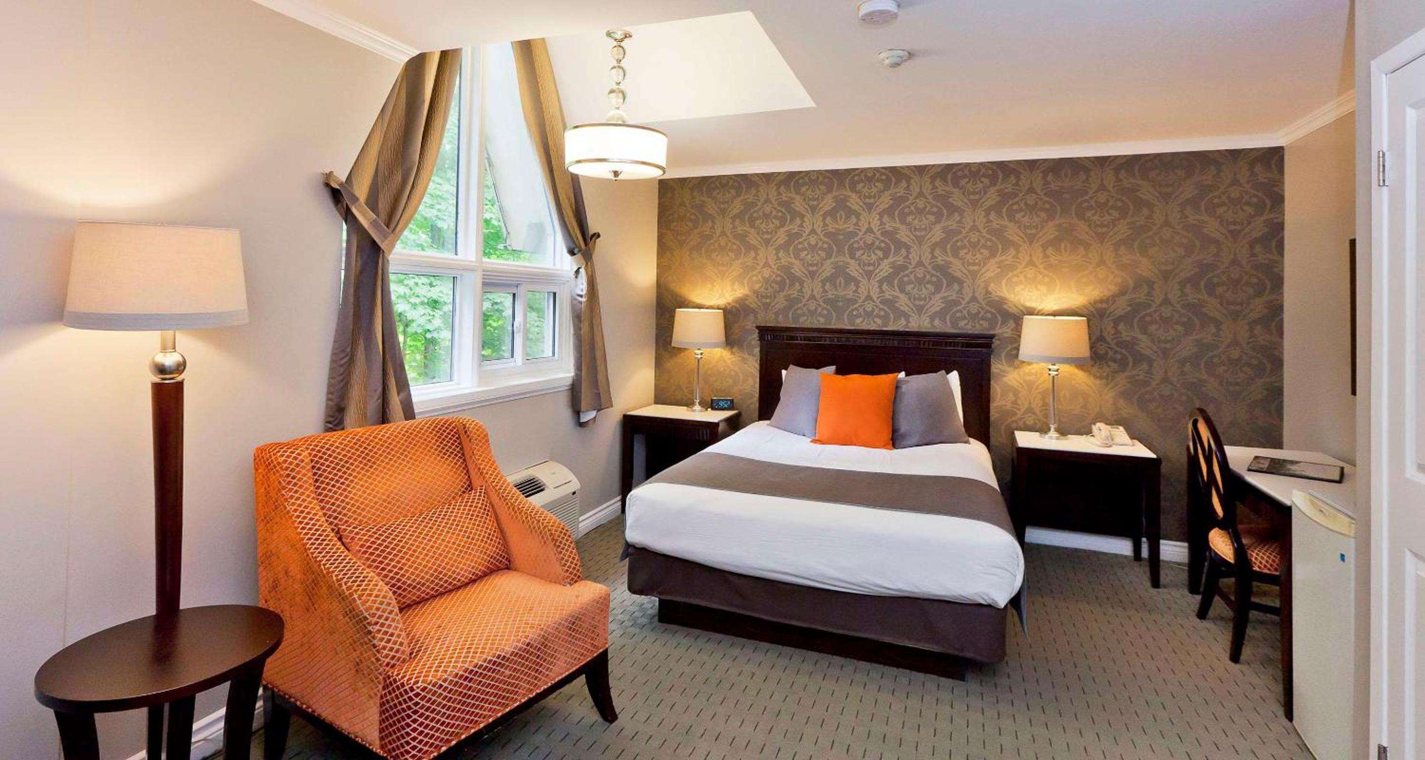 Deluxe Queen Room with Roll-In Shower - Disability Access/Non-Smoking