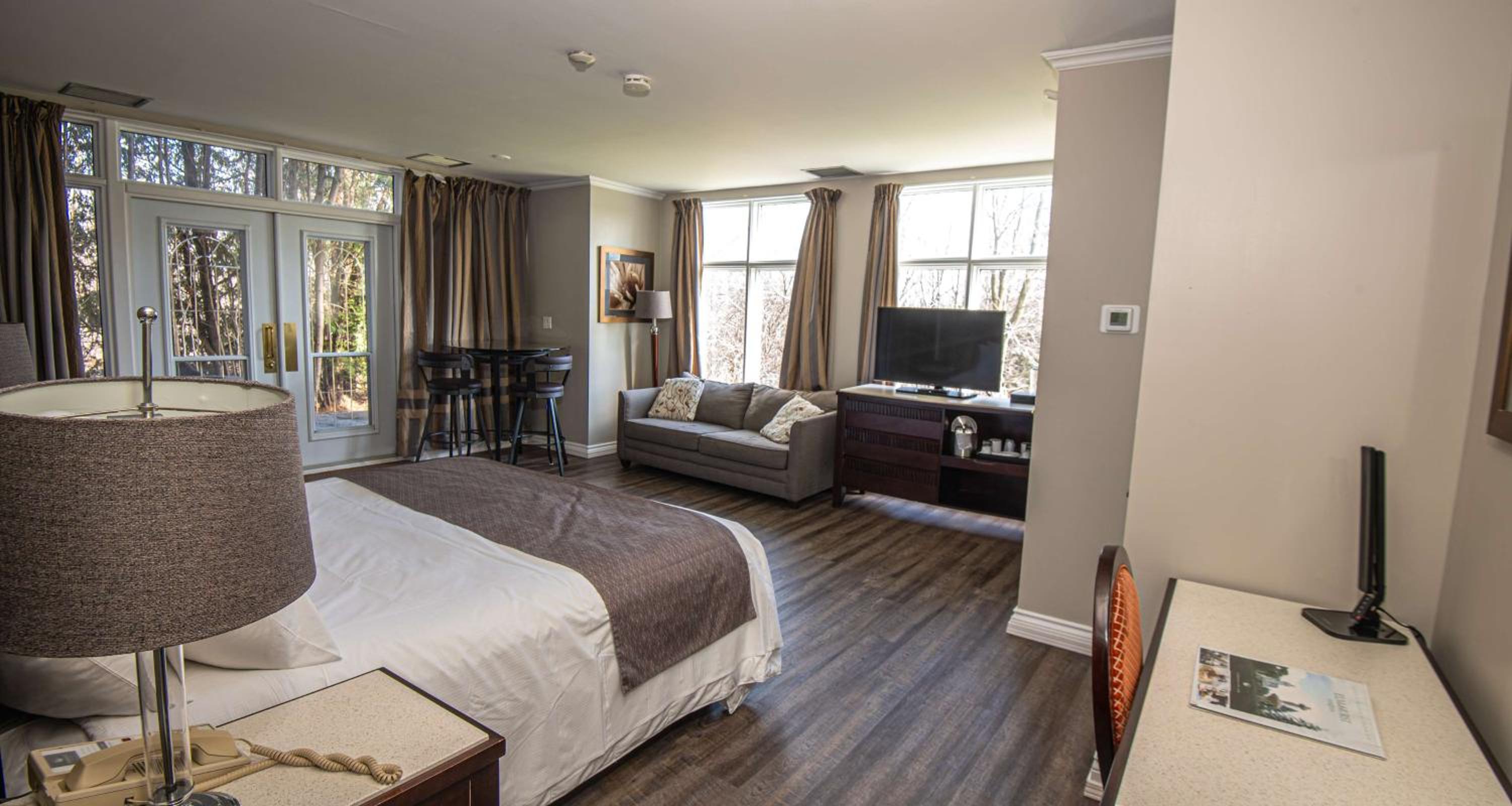 Large King Suite with Sofa Bed and Jacuzzi - Patio/Non-Smoking