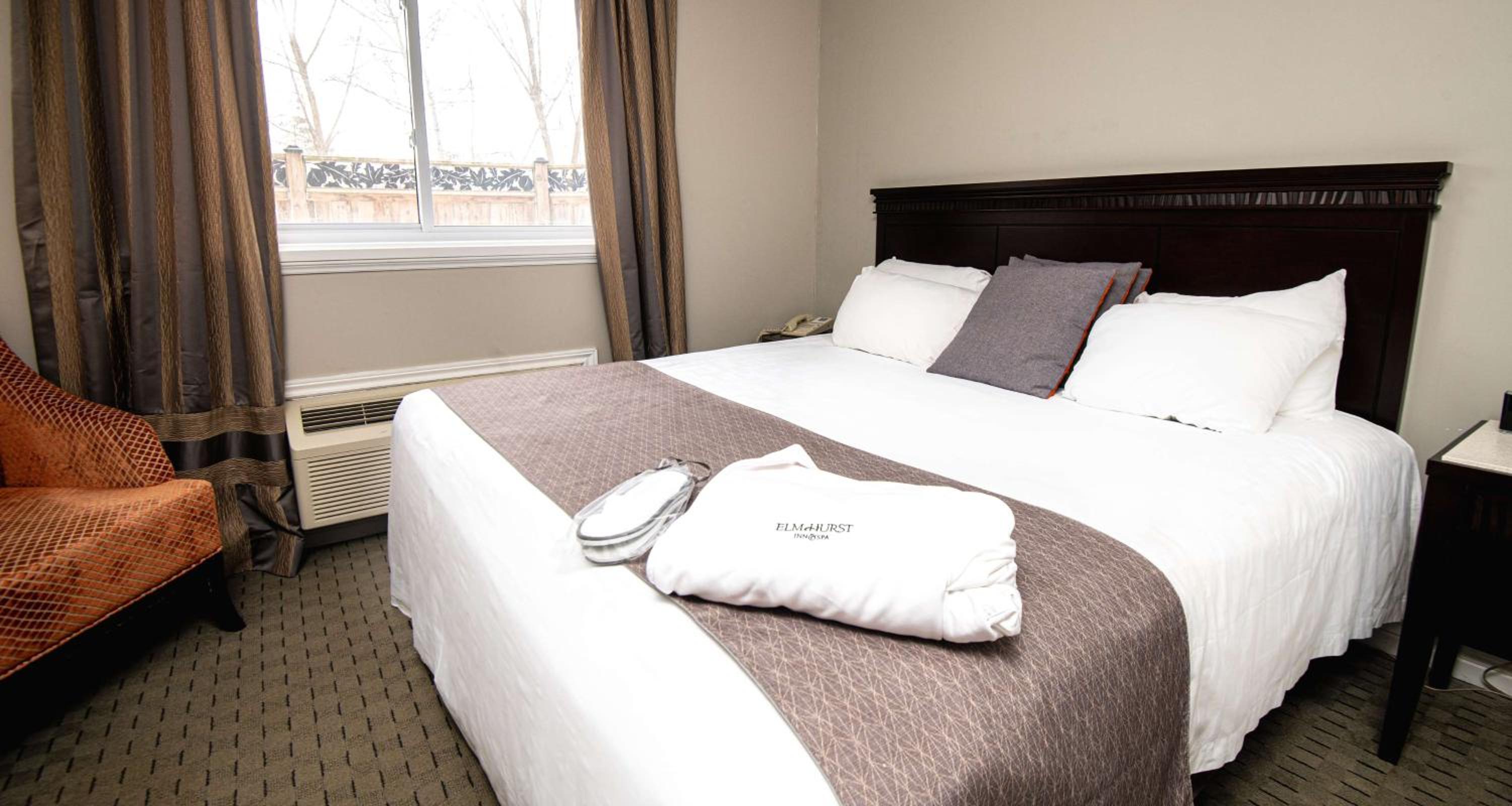 King Room with Jacuzzi and Limited View - First Floor/Non-Smoking