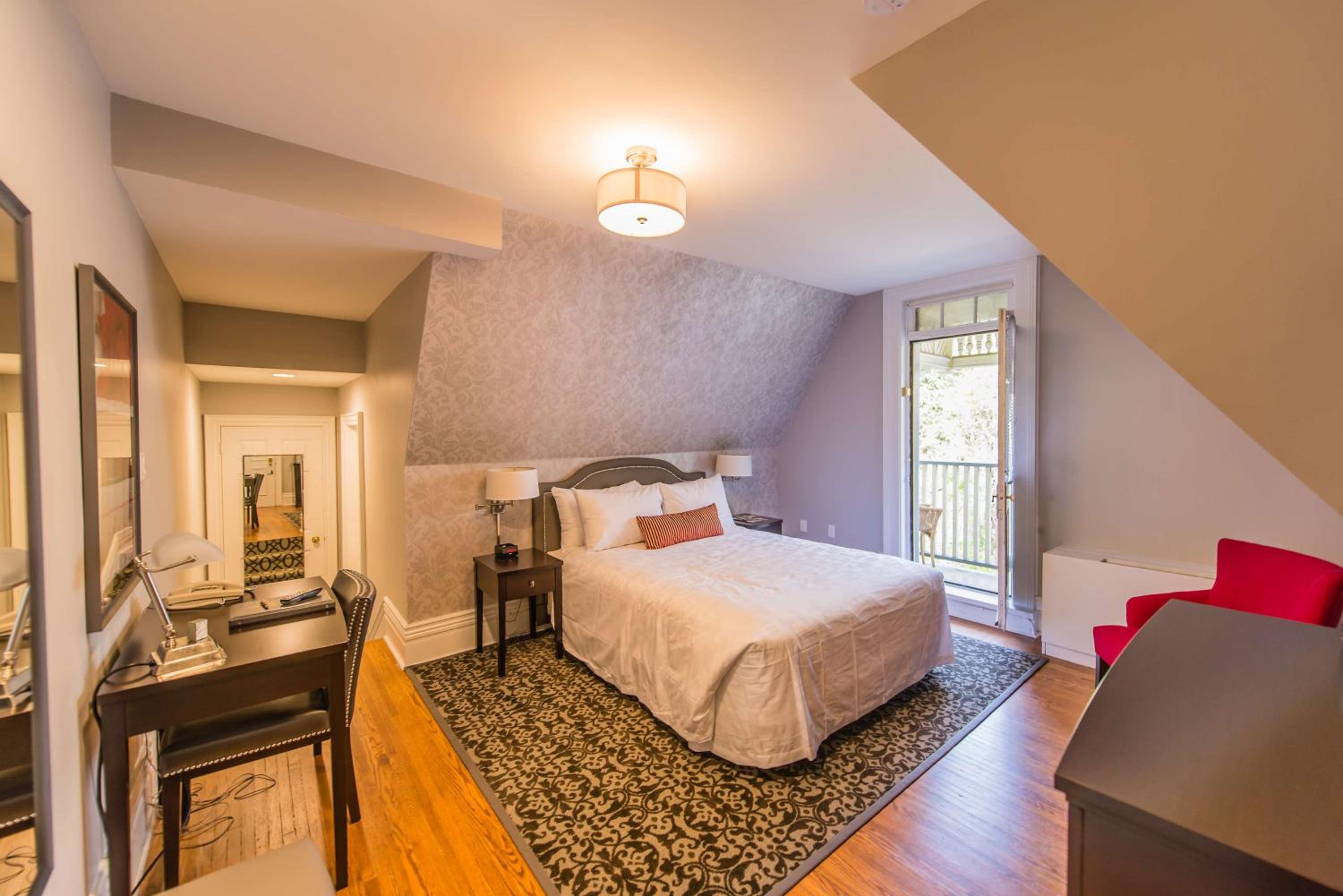 Queen Room with Jacuzzi and Balcony - Non-Smoking