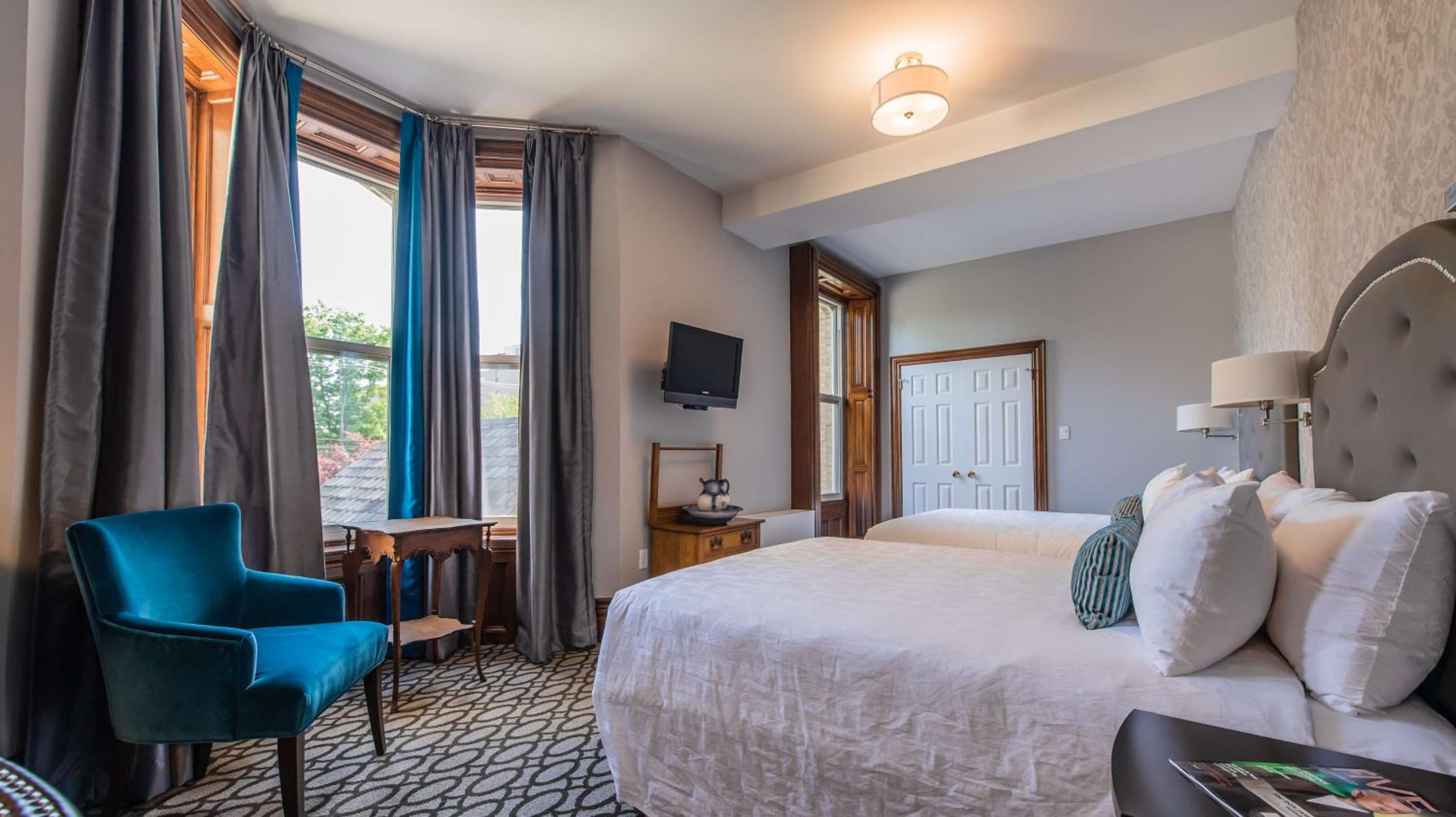 Queen Room with Two Queen Beds - Non-Smoking - Photo 2