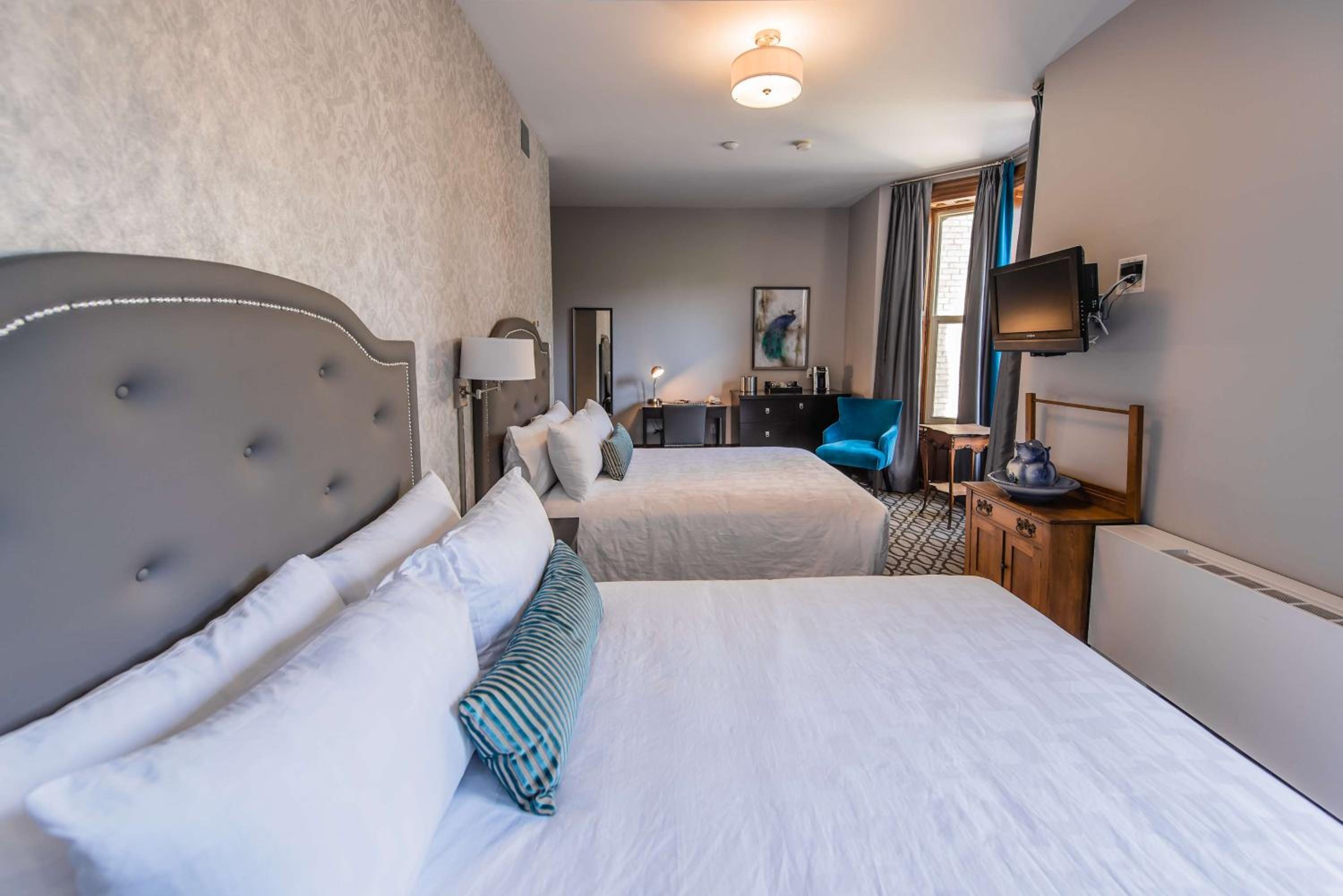 Queen Room with Two Queen Beds - Non-Smoking - Photo 3