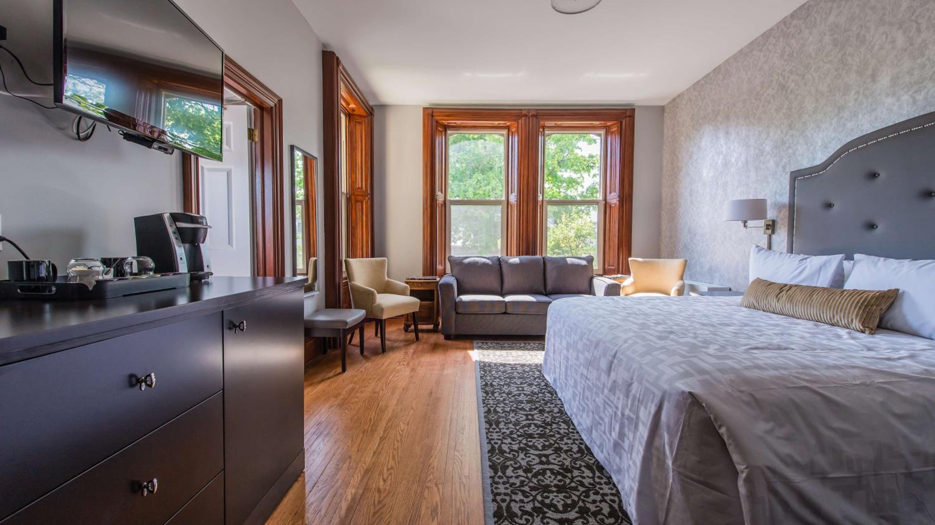 Large King Room with Soaking Tub - Non-Smoking - Photo 2