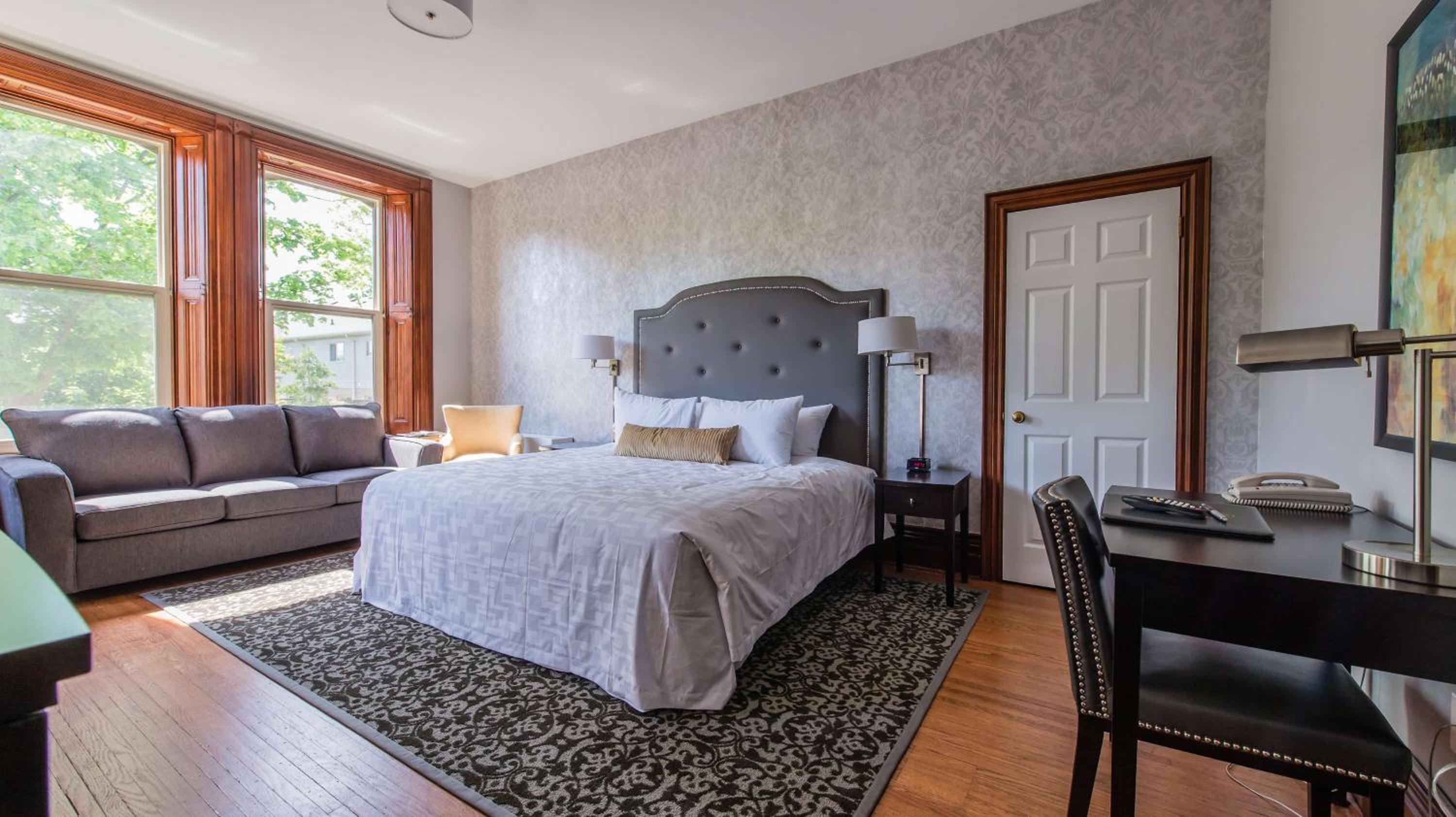 Large King Room with Soaking Tub - Non-Smoking - Photo 3