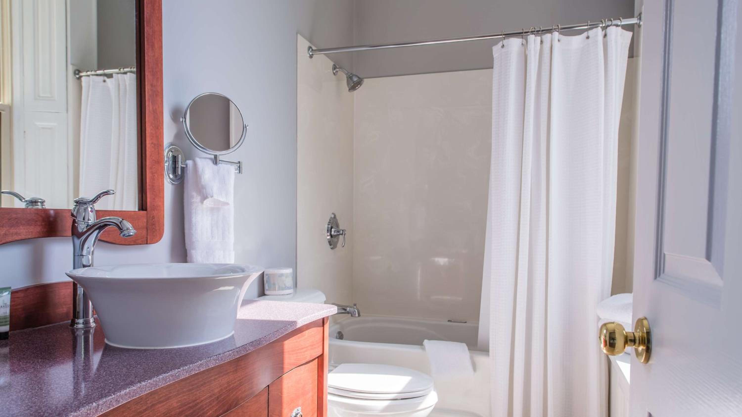 Large King Room with Soaking Tub - Non-Smoking - Photo 4
