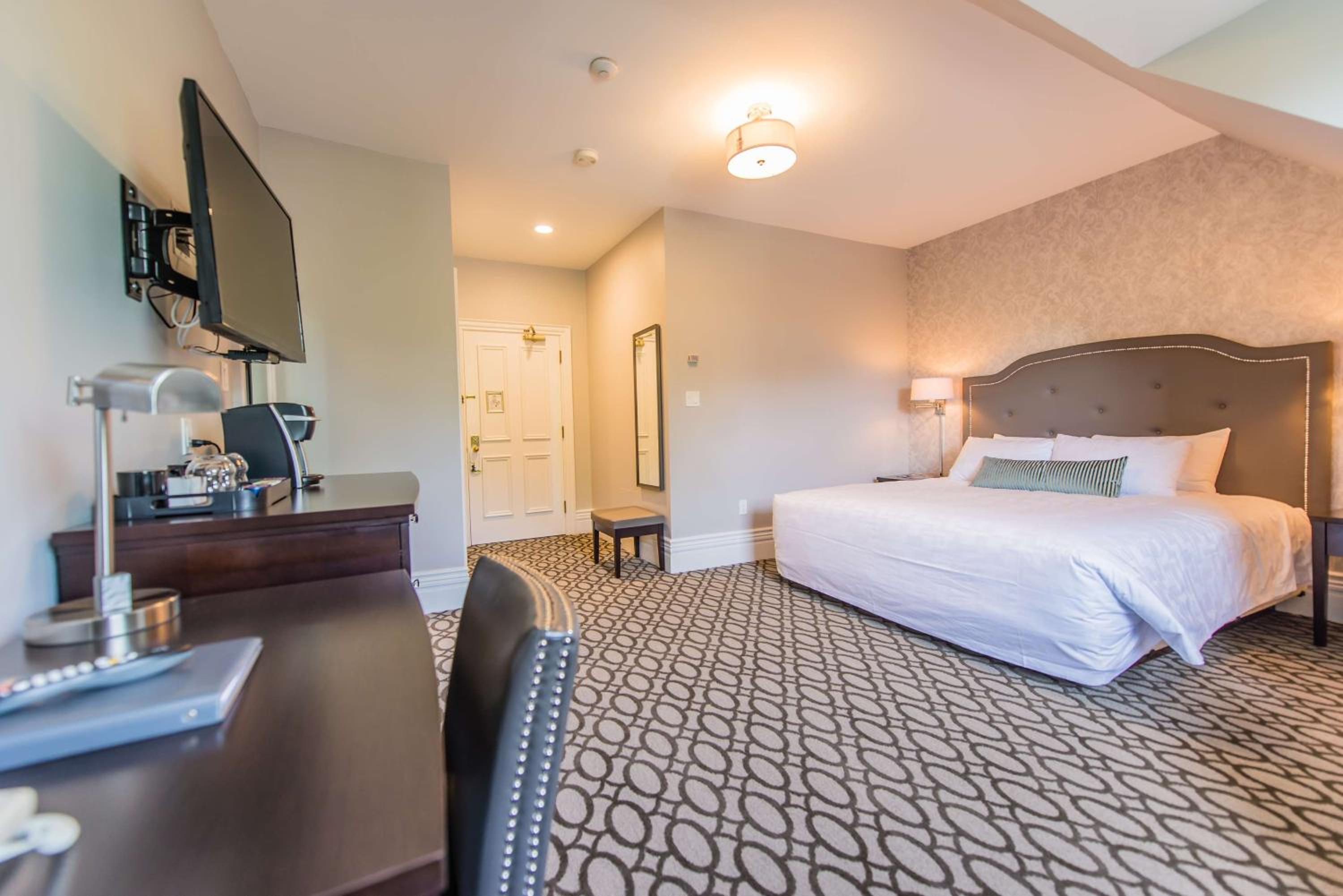 King Room - Non-Smoking - Photo 2