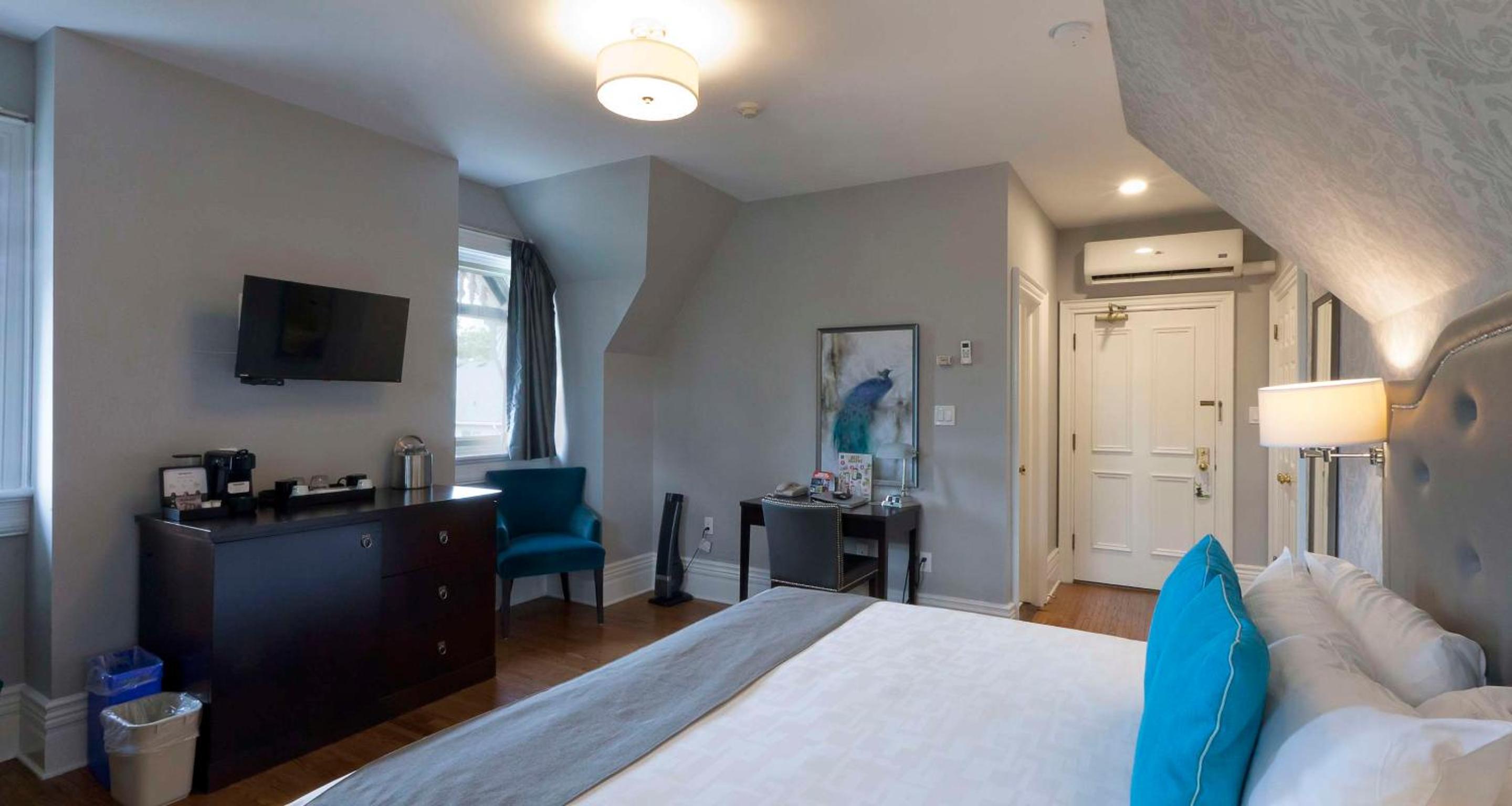 King Room with Jetted Tub and Balcony - Non-Smoking