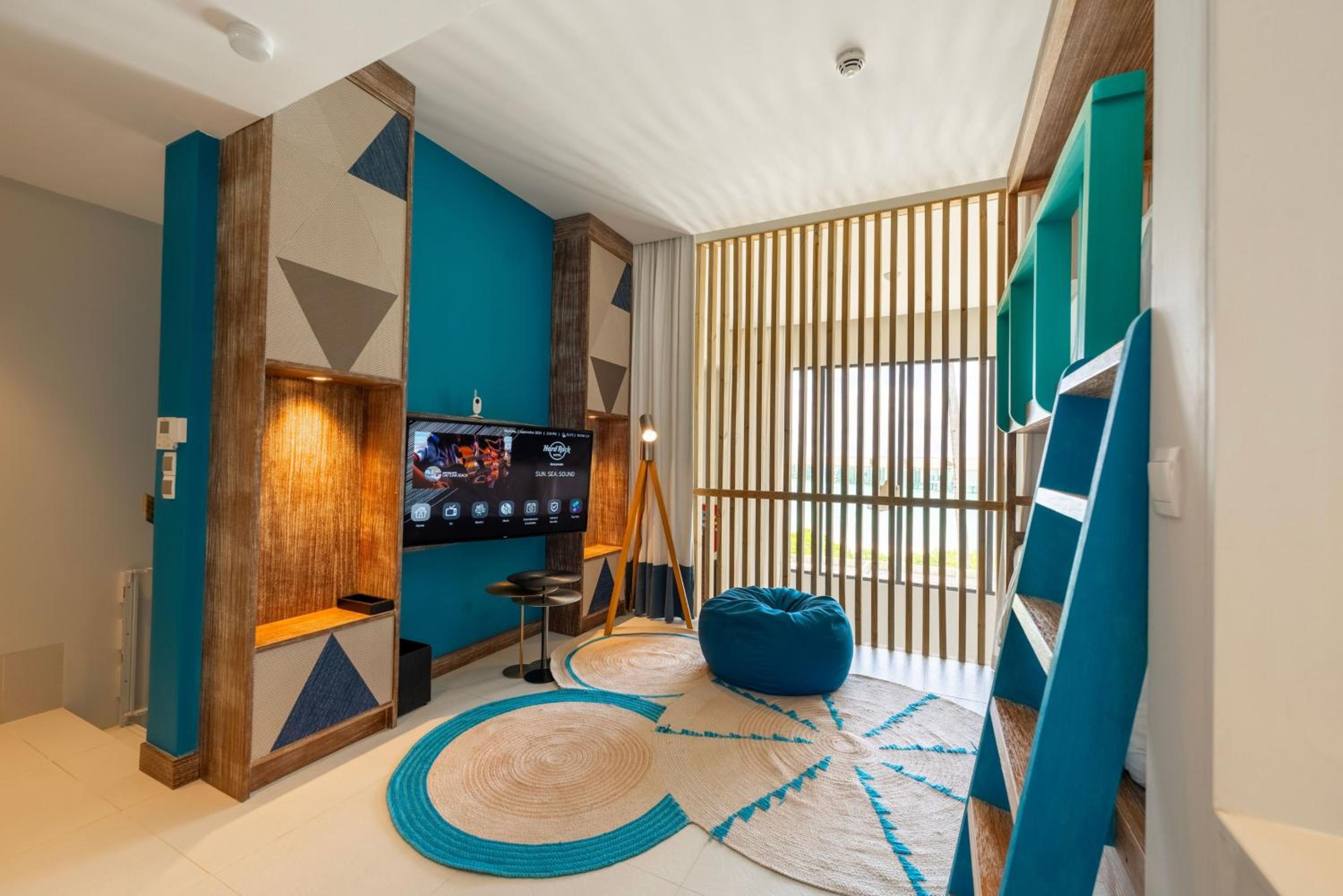 Silver Family Pool Suite photo 3