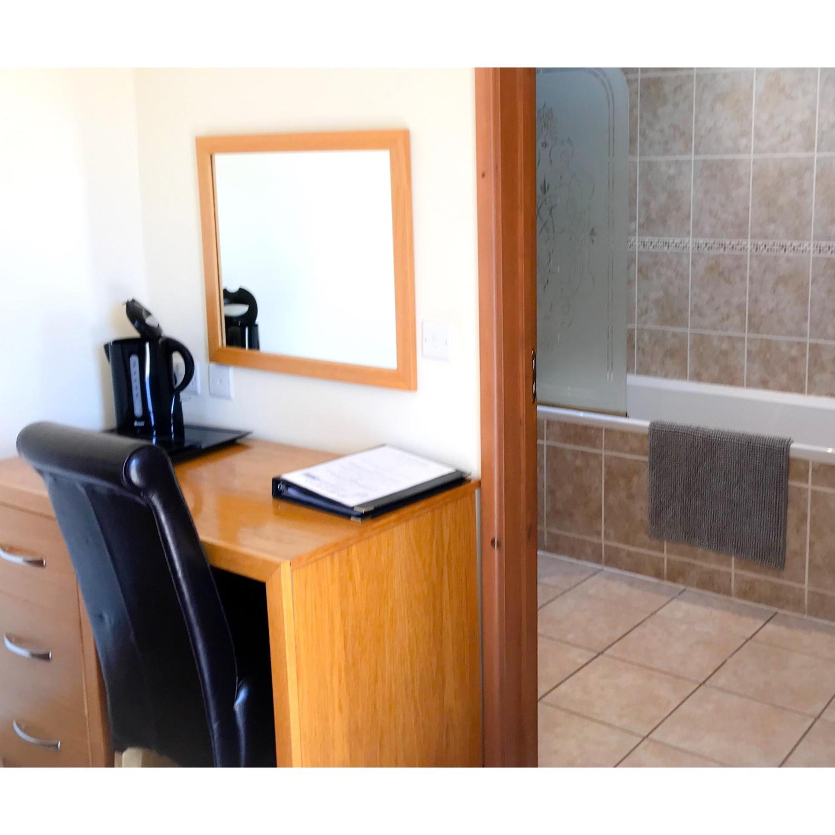 Double Room with Private Bathroom - Photo 4