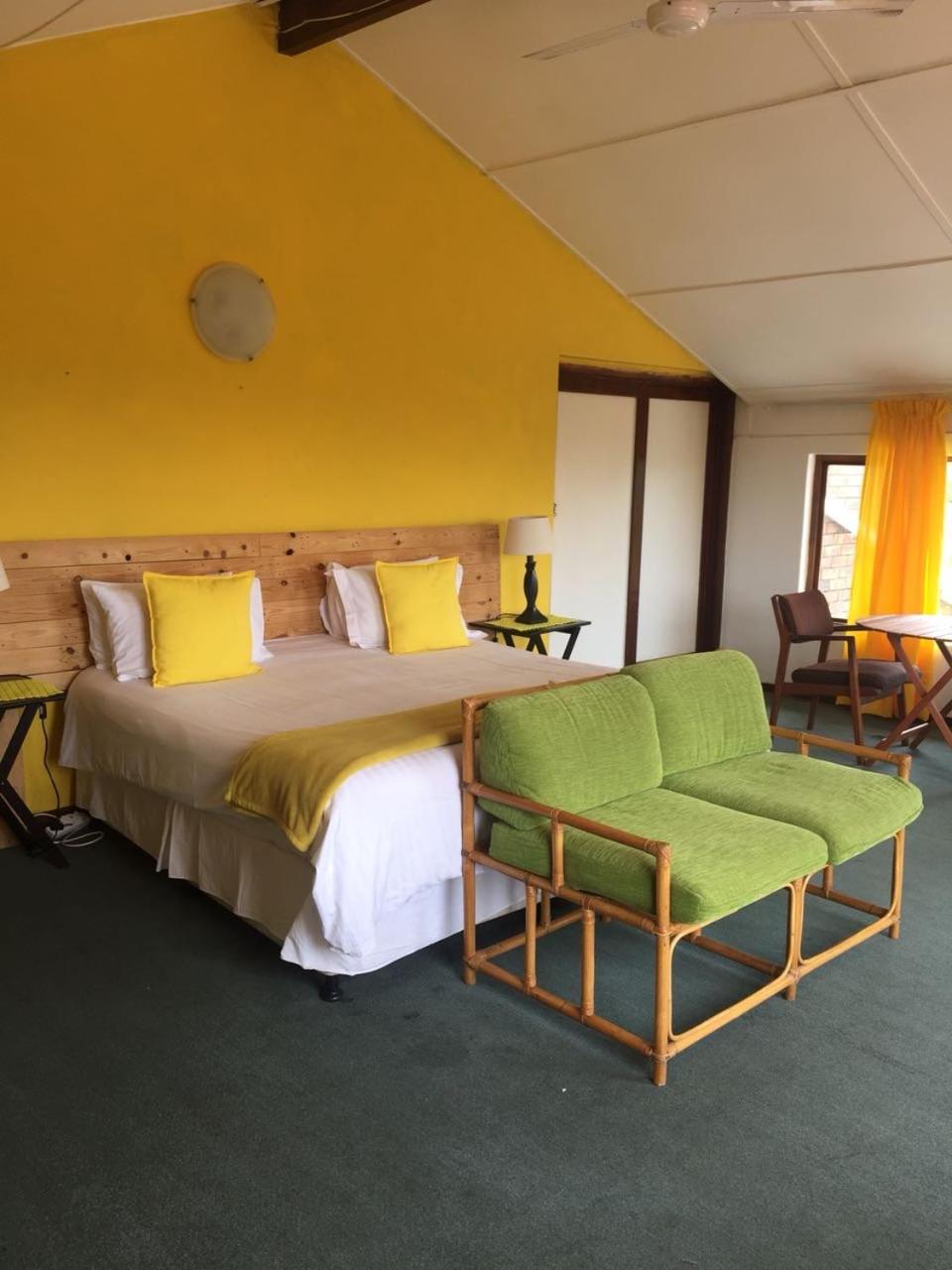 King Room with Balcony - Photo 9