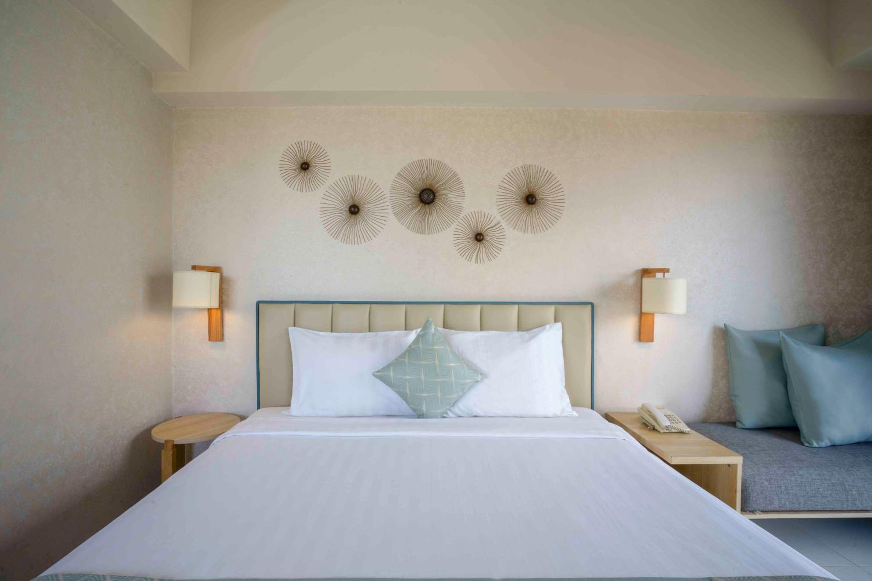 Deluxe King Room - Photo 2
