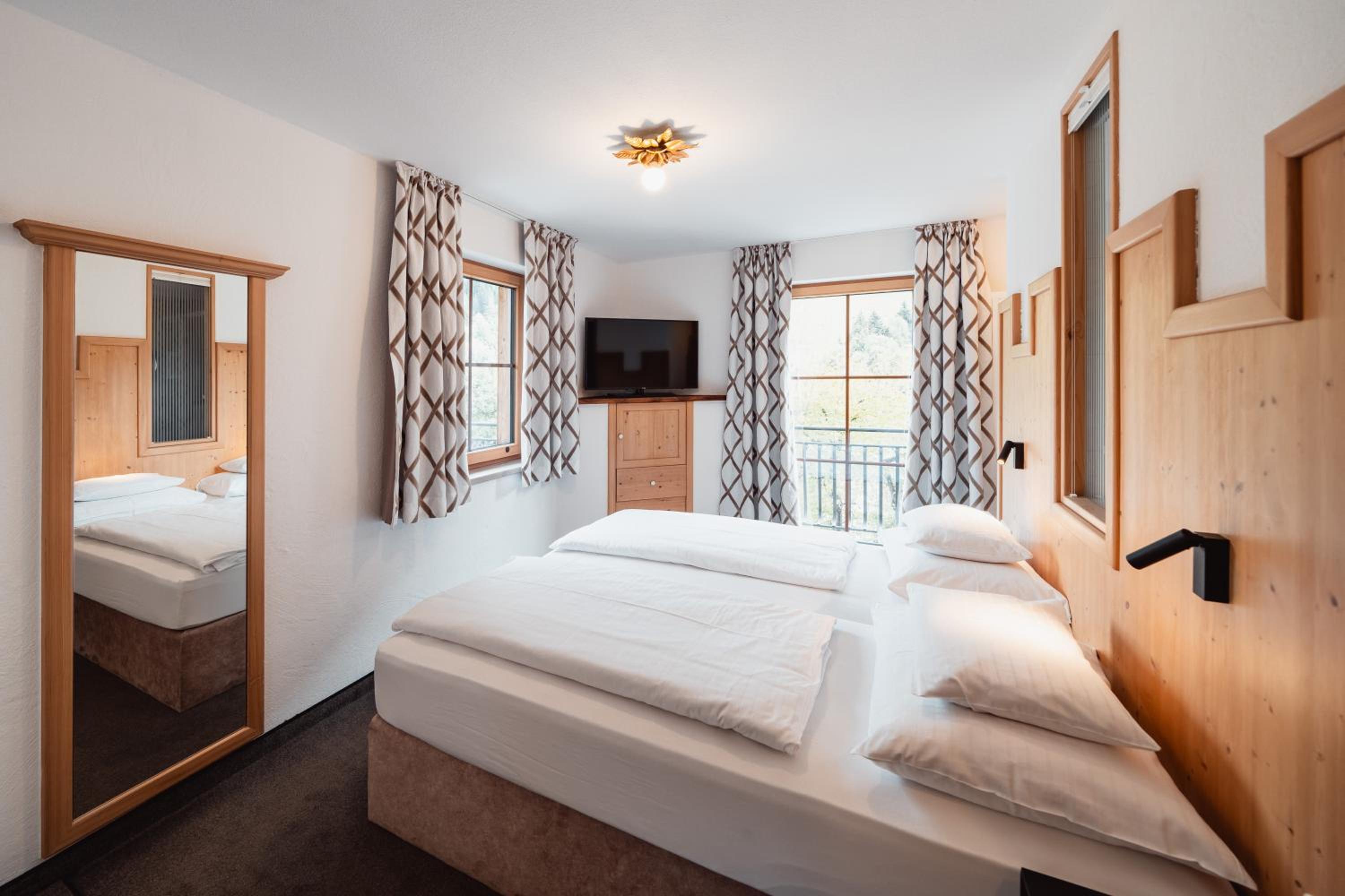 Deluxe Double Room with Extra Bed photo 3