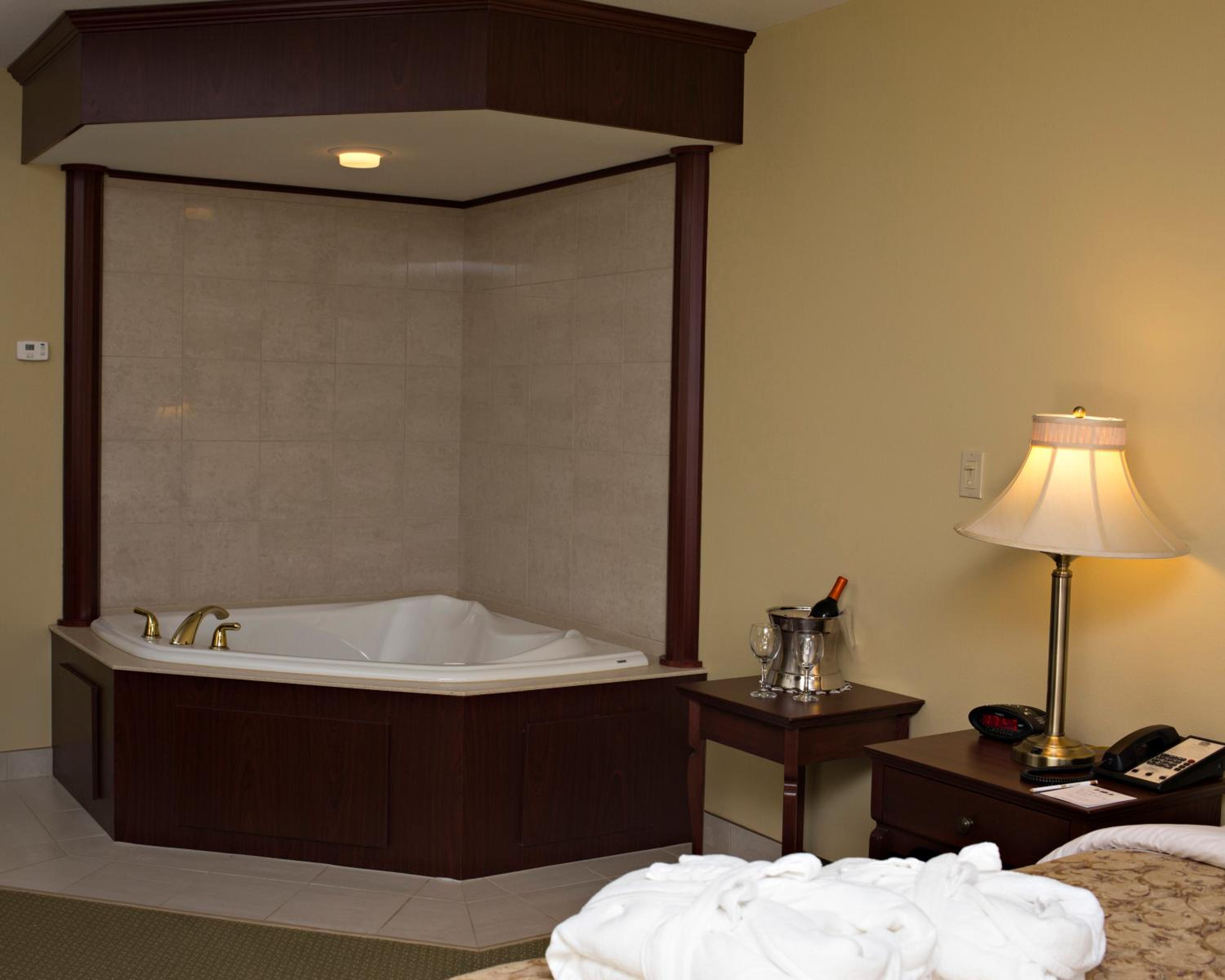 King Suite with Whirlpool - Non-Smoking - Photo 5