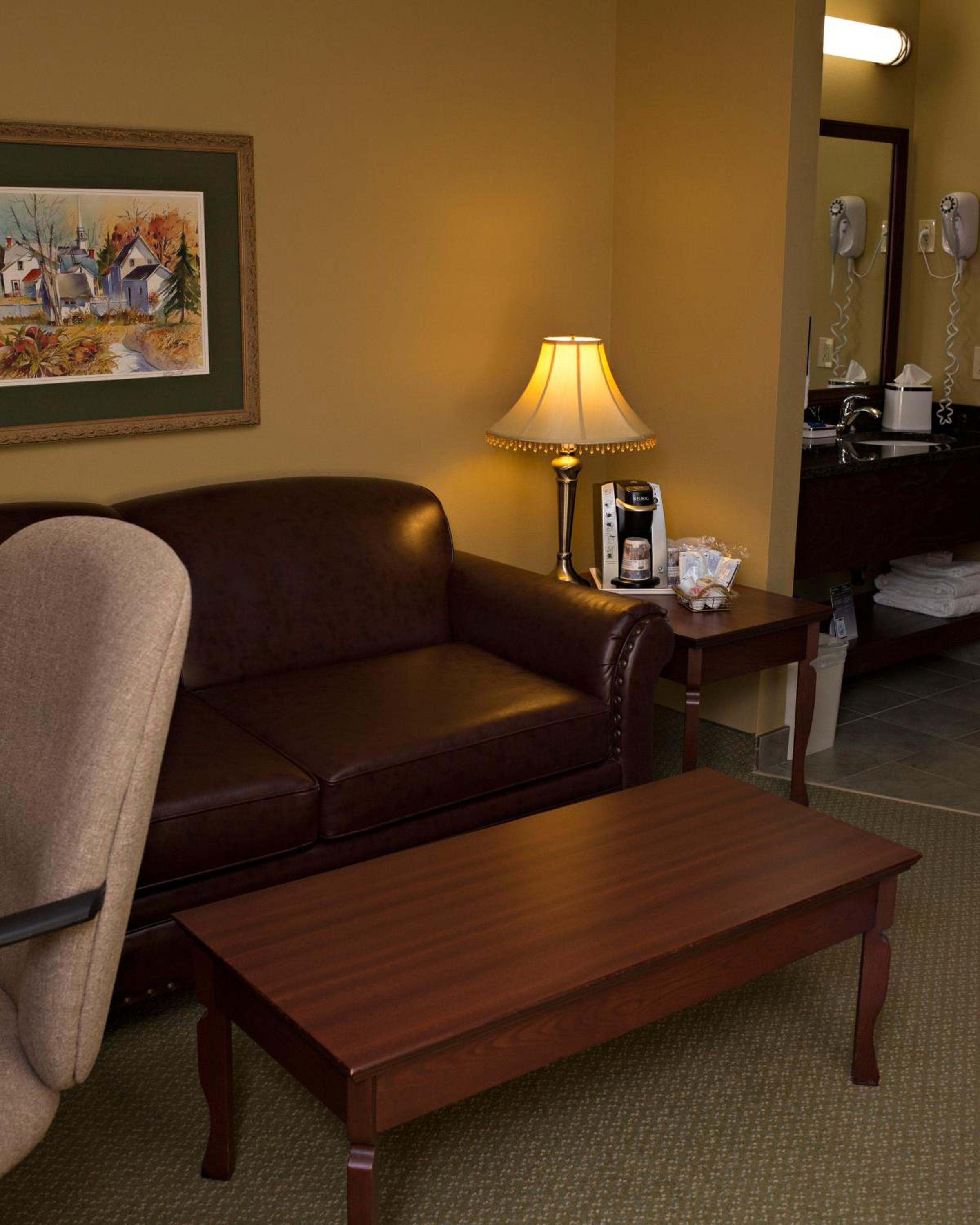 Queen Suite with Sofa Bed - Non-Smoking - Photo 5