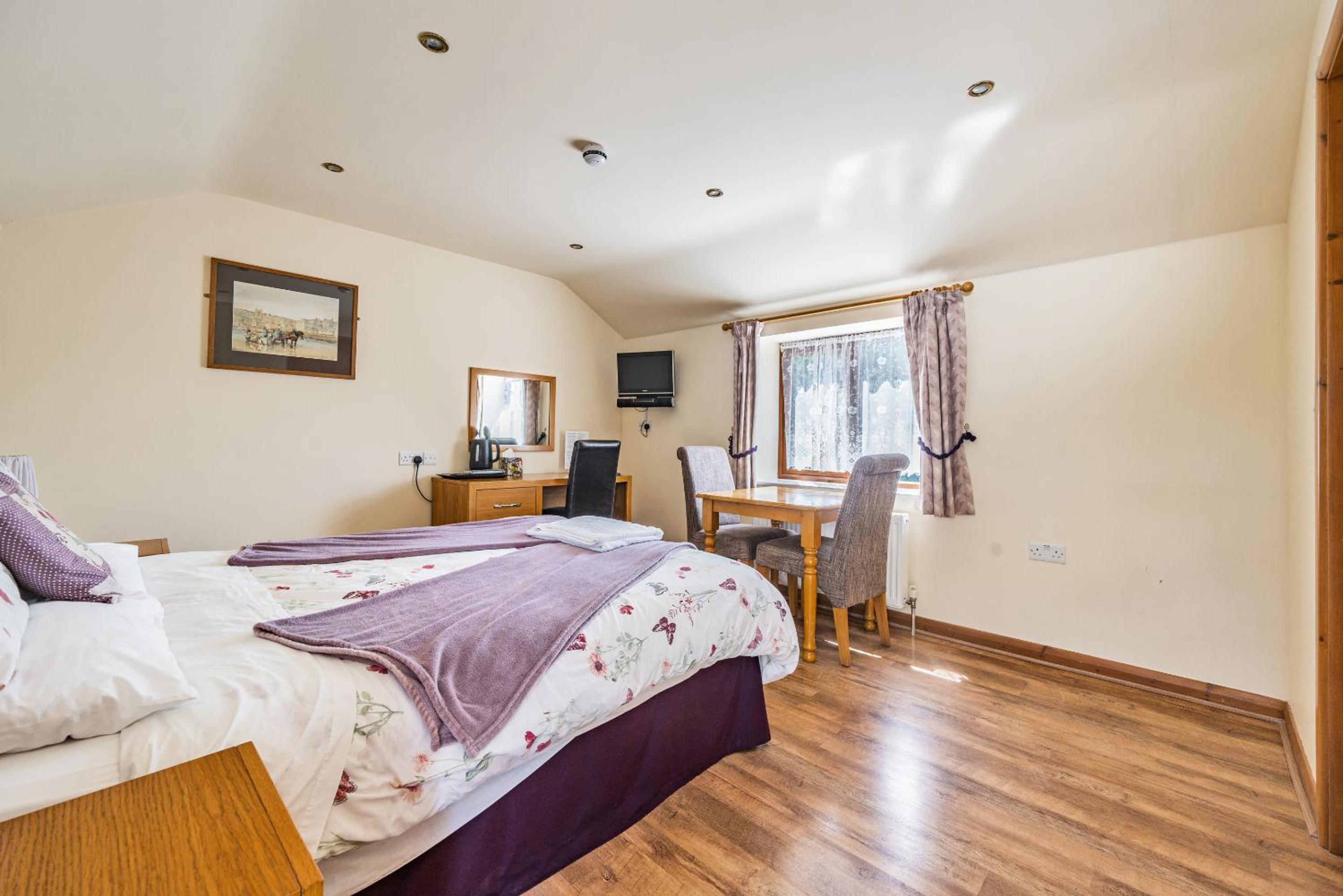 Double Room with Private Bathroom - Photo 3