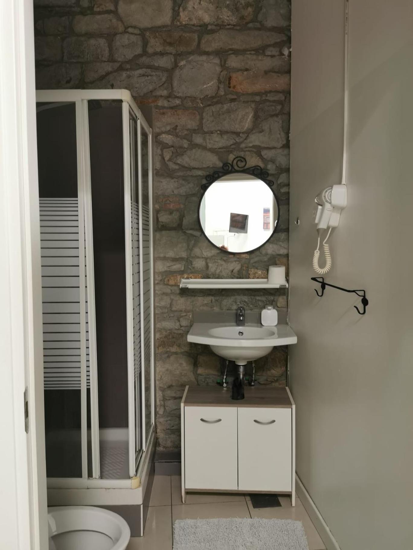 Double Room with Private Bathroom - Photo 2