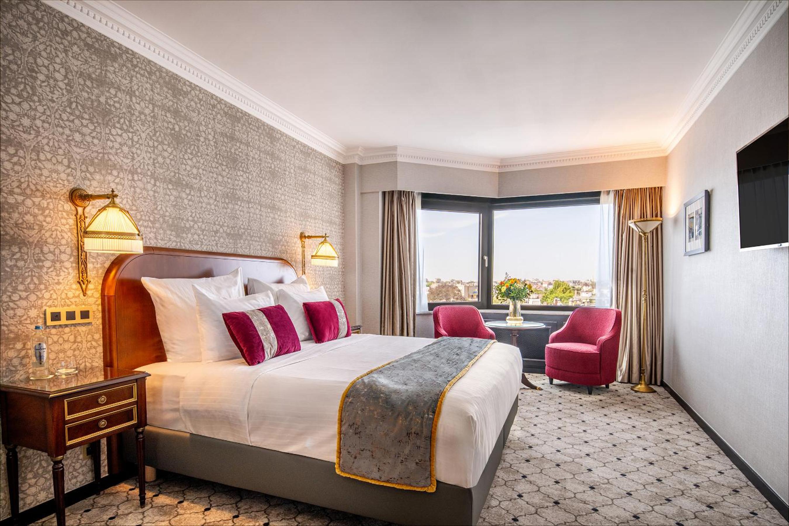 Deluxe King Room - Photo 1