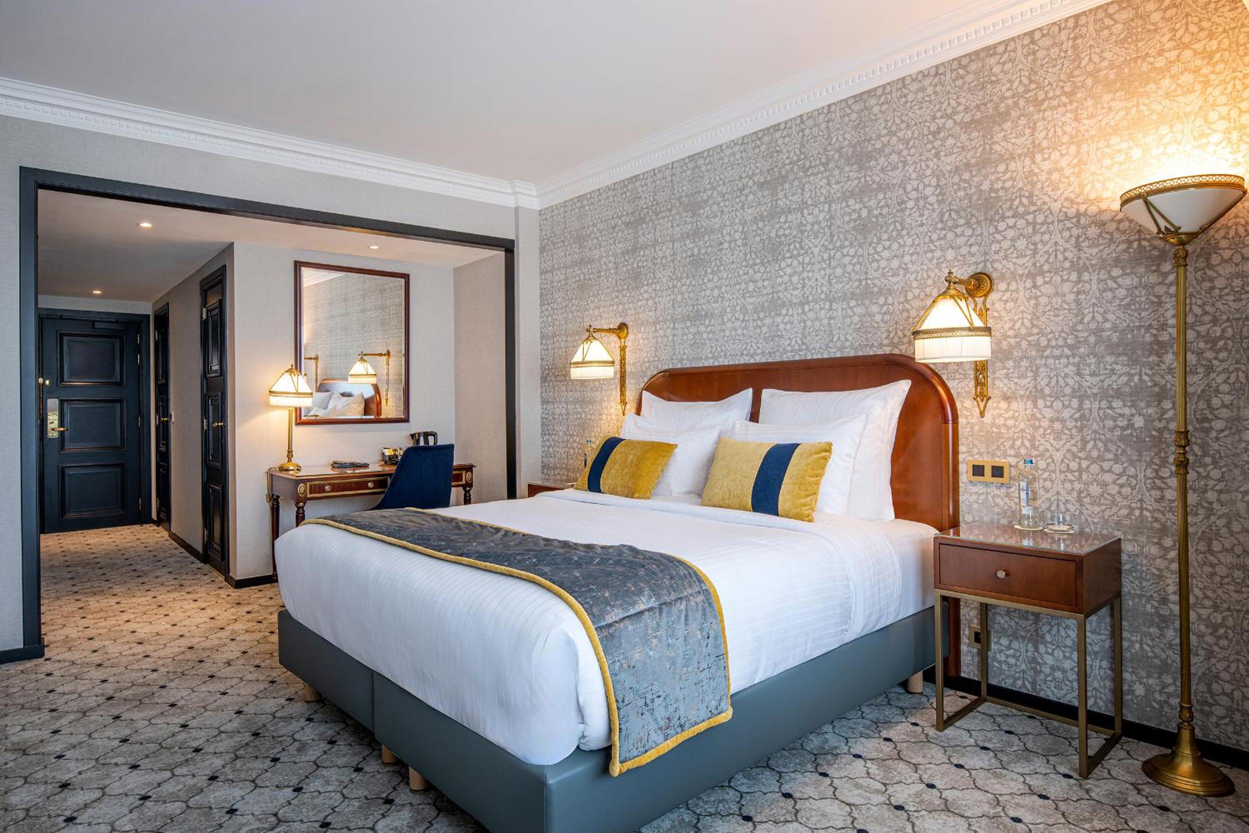 Deluxe King Room - Photo 2