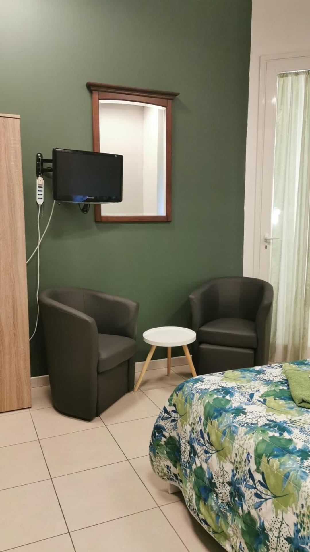 Double Room with Private External Bathroom - Photo 1