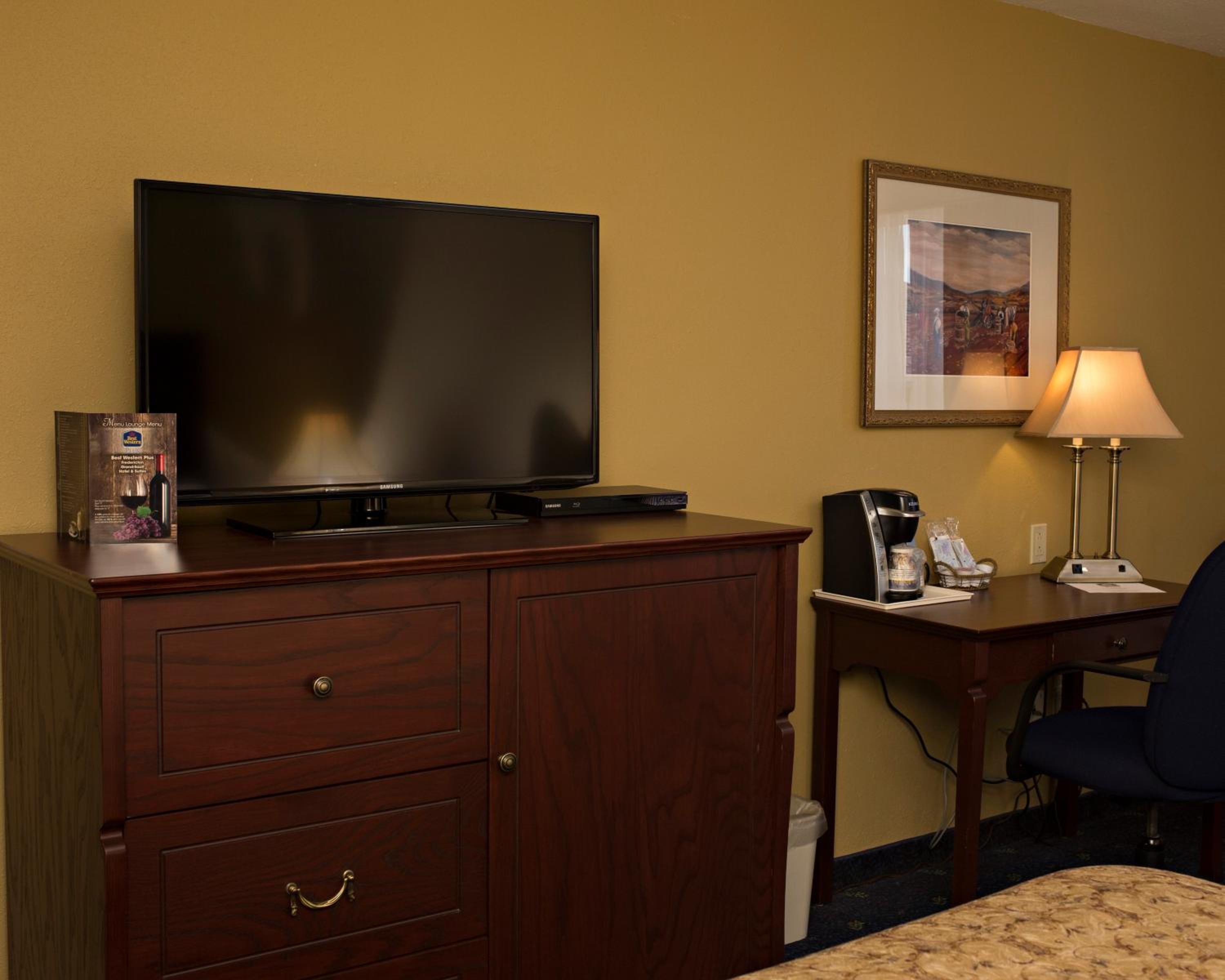 Queen Room with Sofa Bed - Non-Smoking - Photo 6