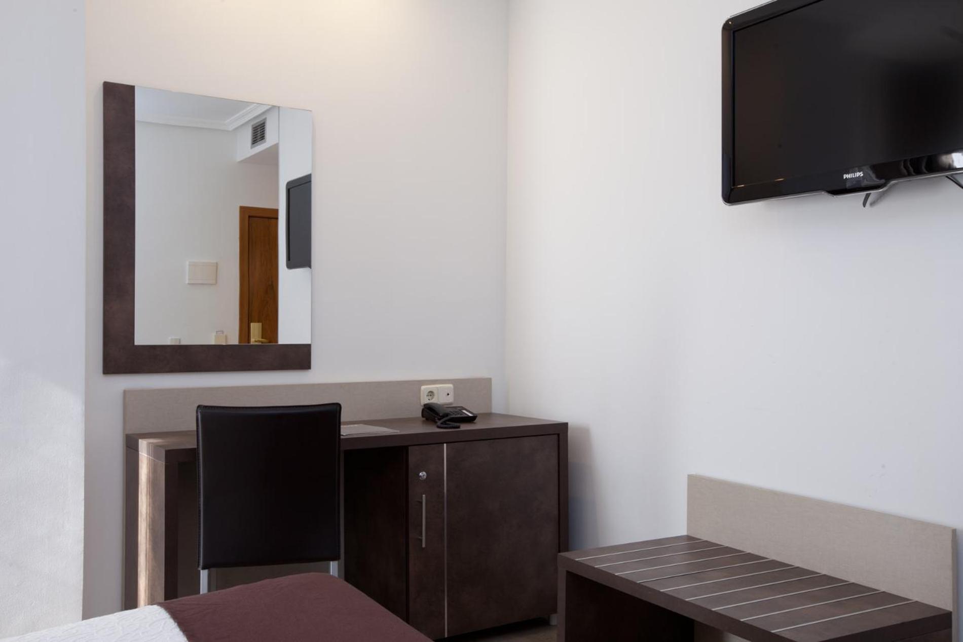 Double Room with Extra Bed (3 Adults) photo 3