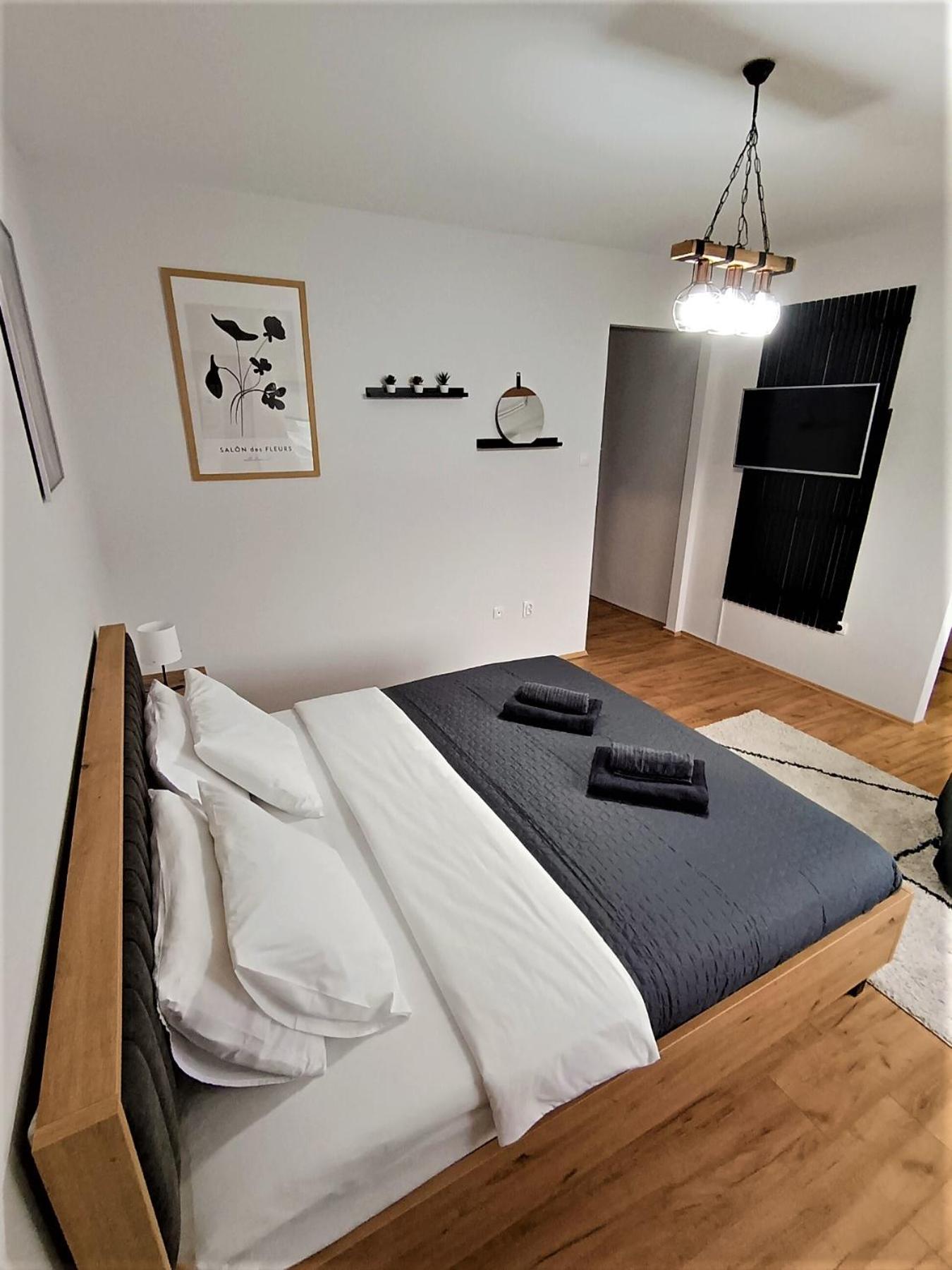 One-Bedroom Apartment with View photo 2