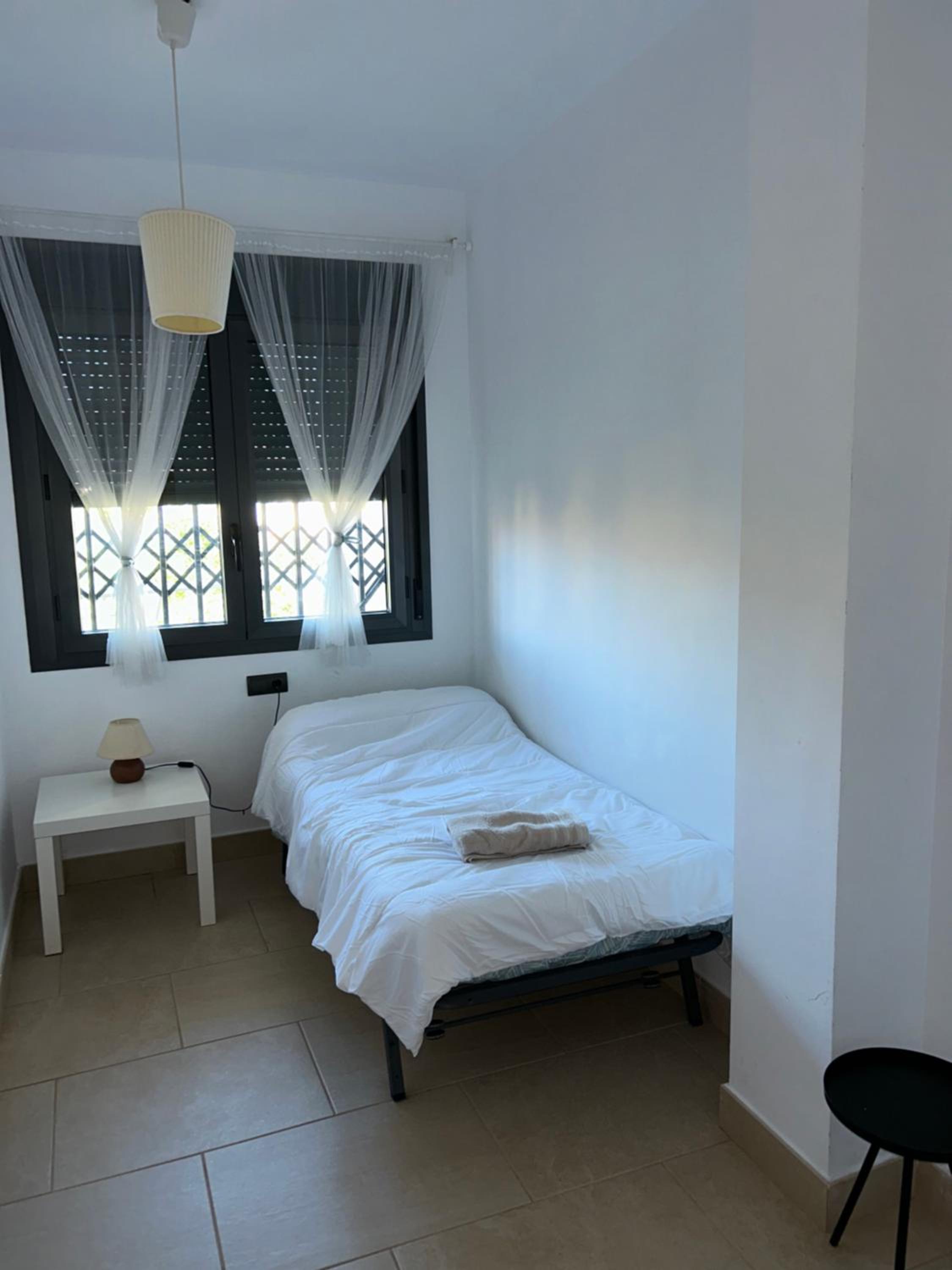 Apartamento de tres habitaciones con balcón