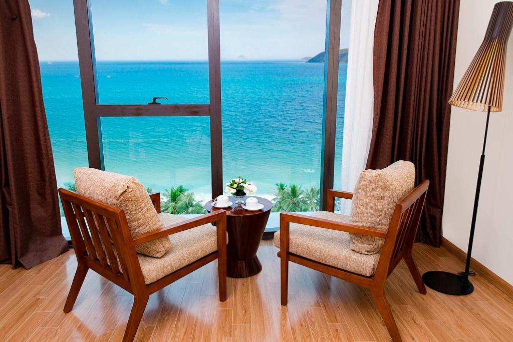 Family Room with Sea View thumbnail 5