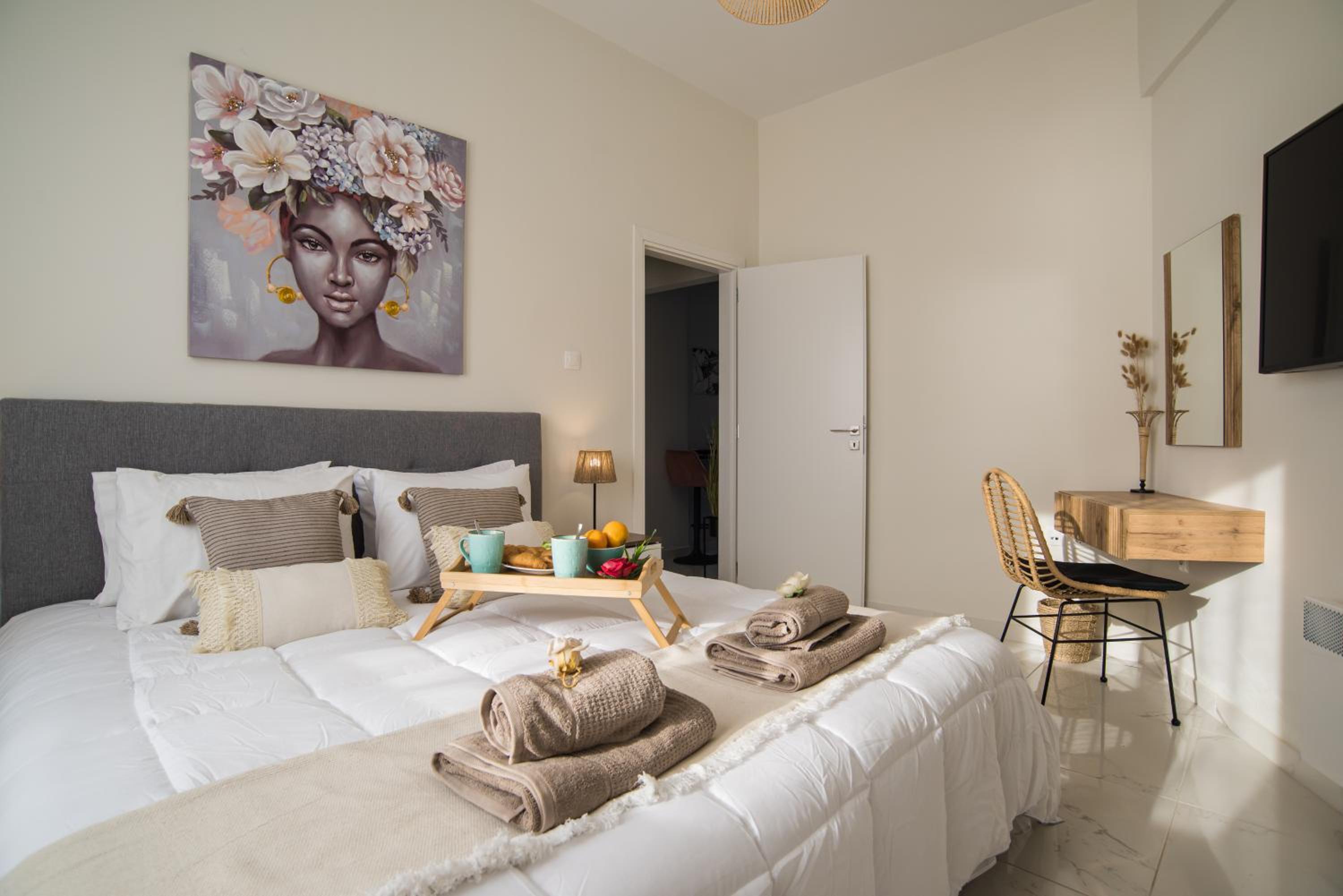 One-Bedroom Apartment with Balcony and Sea View photo 2