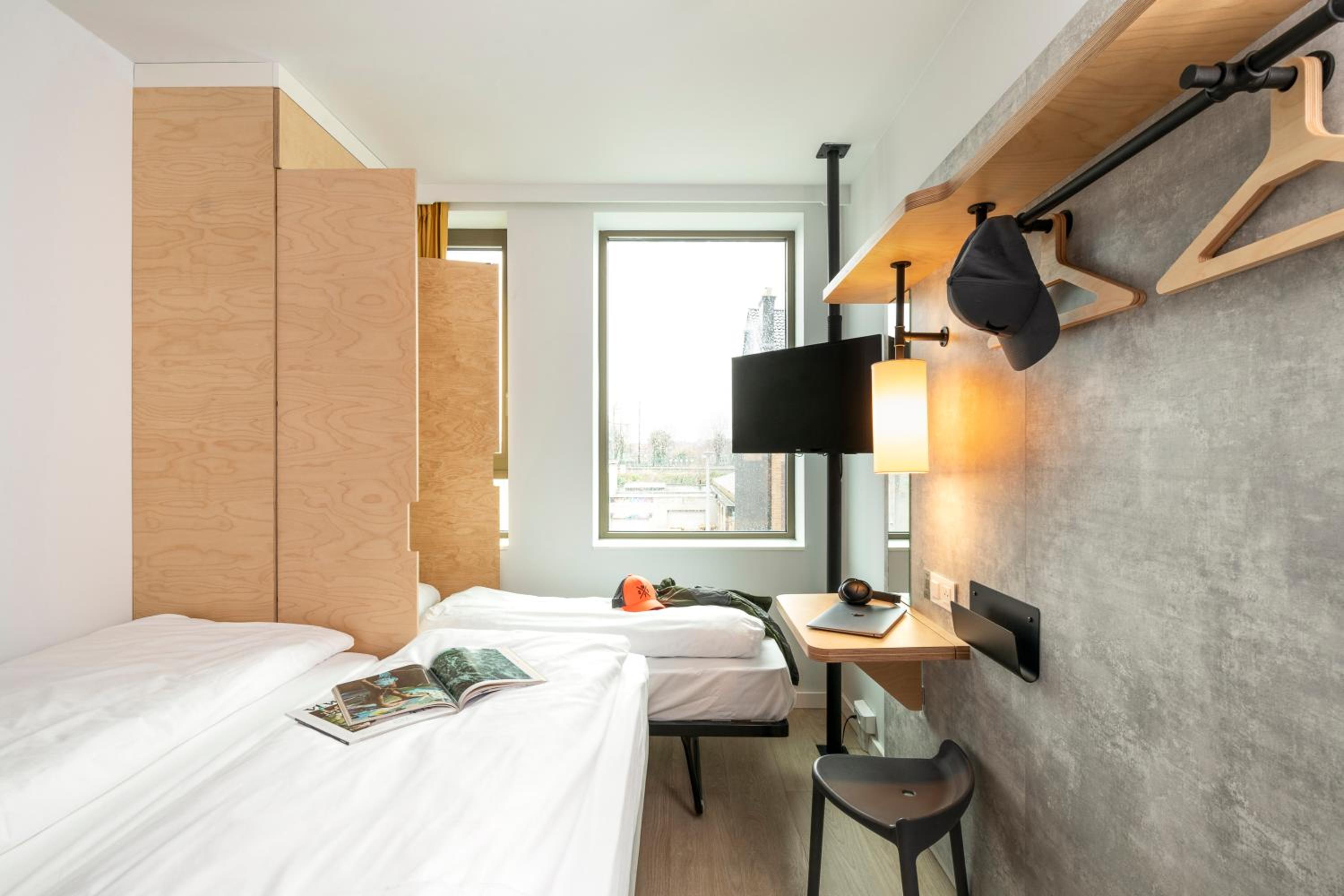 Standard Room With Three Single Beds photo 2