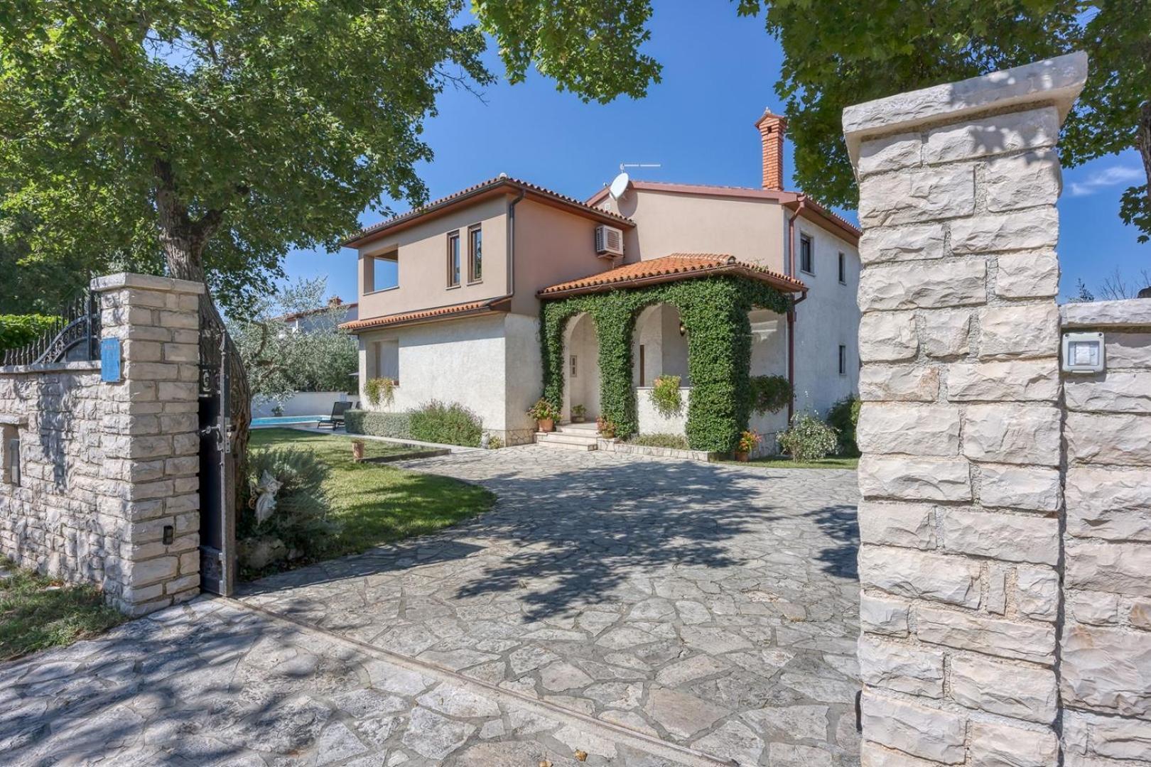 Six-Bedroom House photo 3