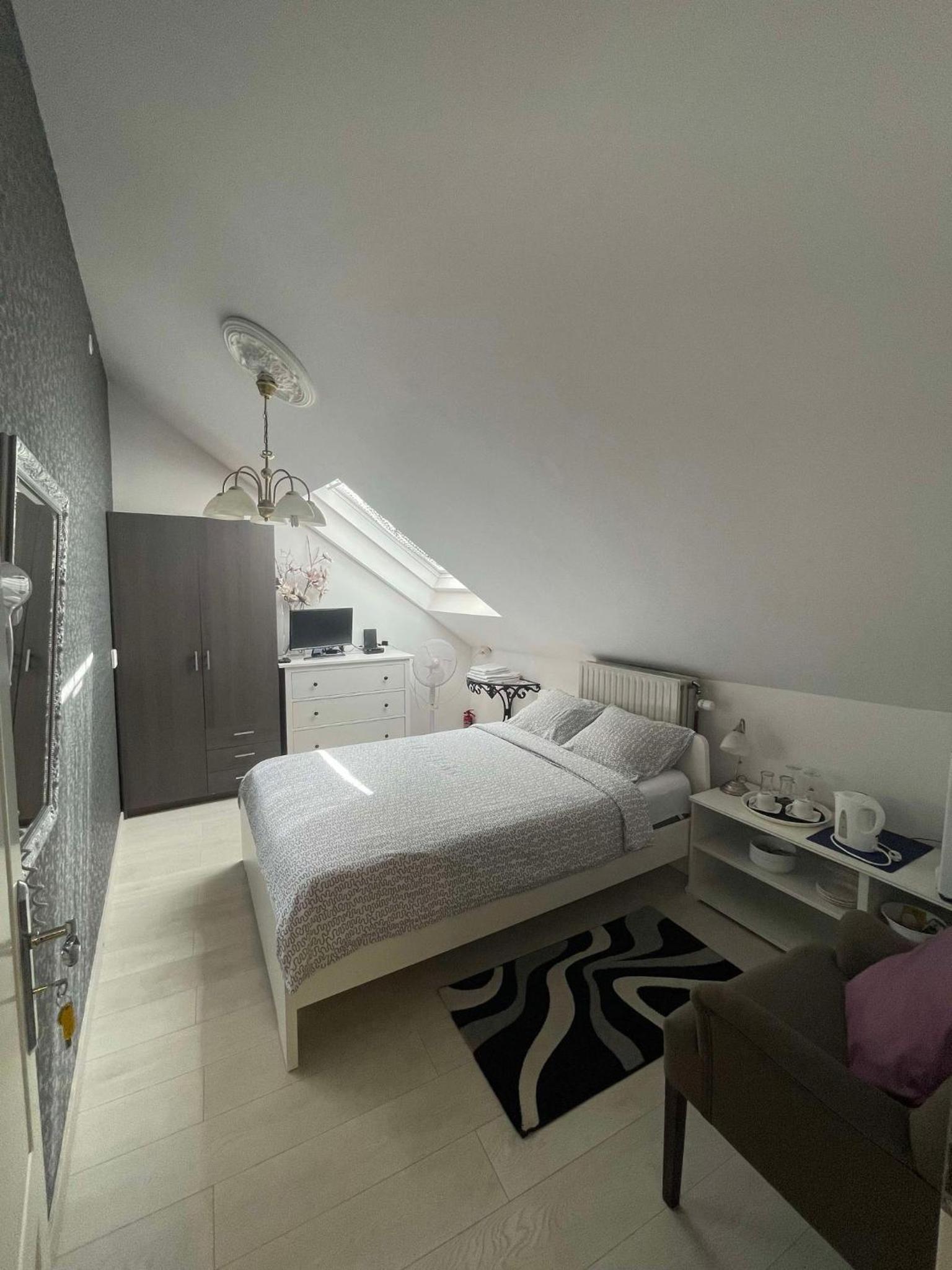 Budget Double Room - Photo 6