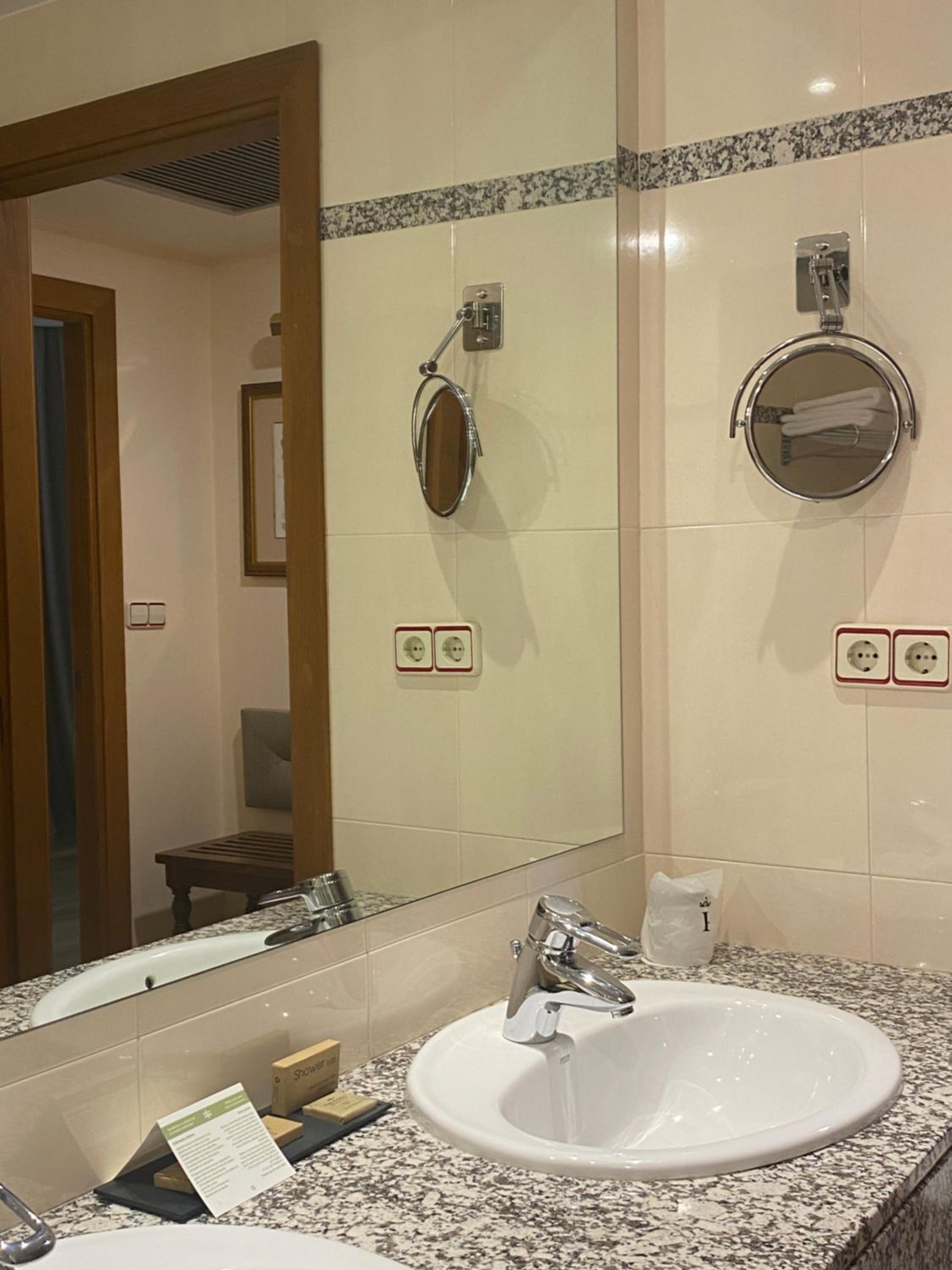 Superior Double Room - Photo 12