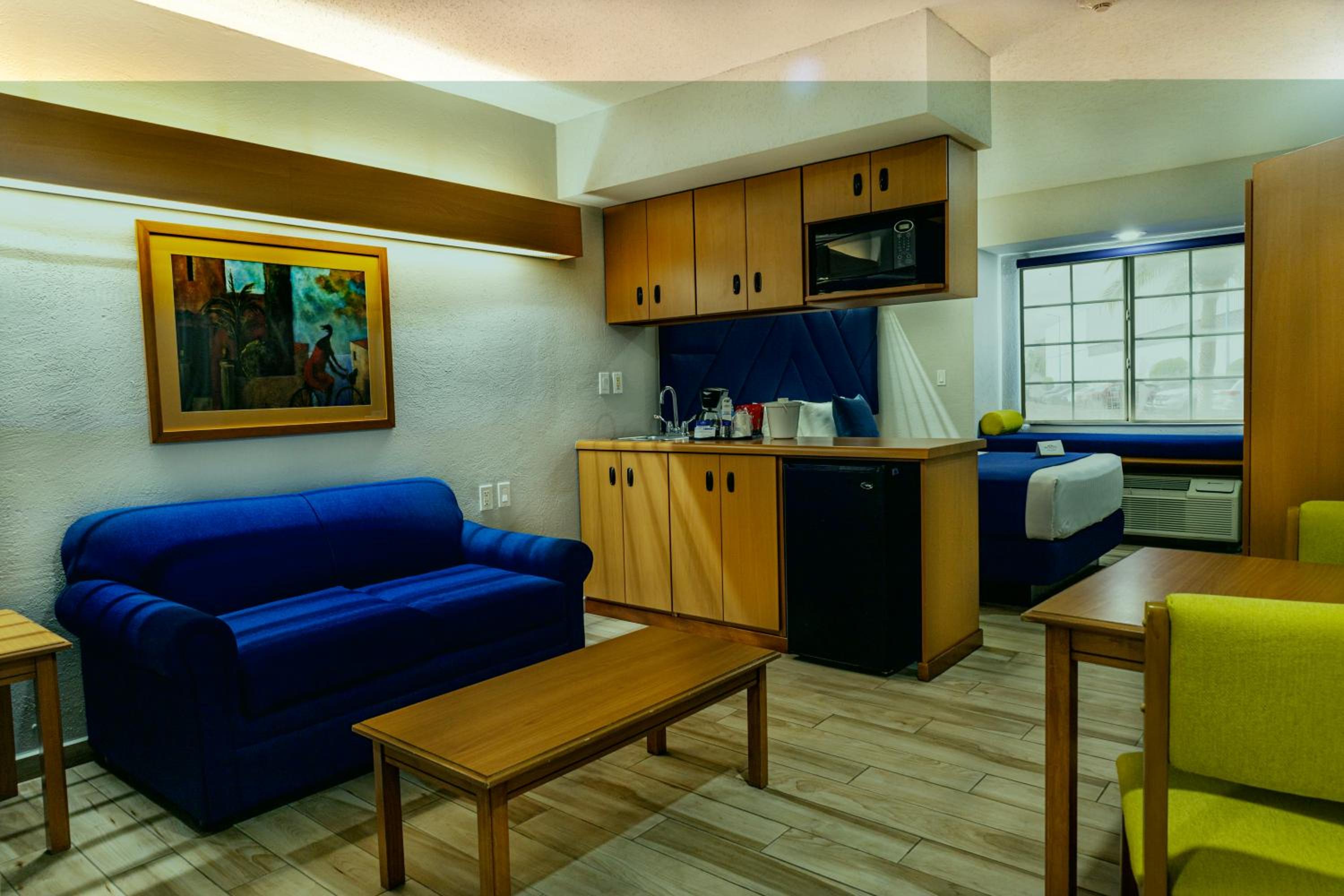 Queen Suite - Non-Smoking - Photo 6