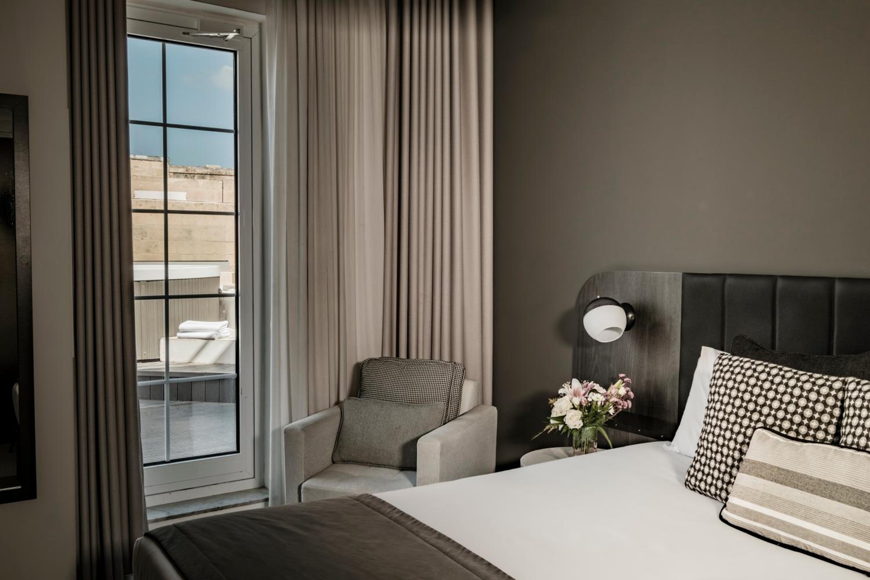 Premium Suite With Hot Tub  - Photo 4