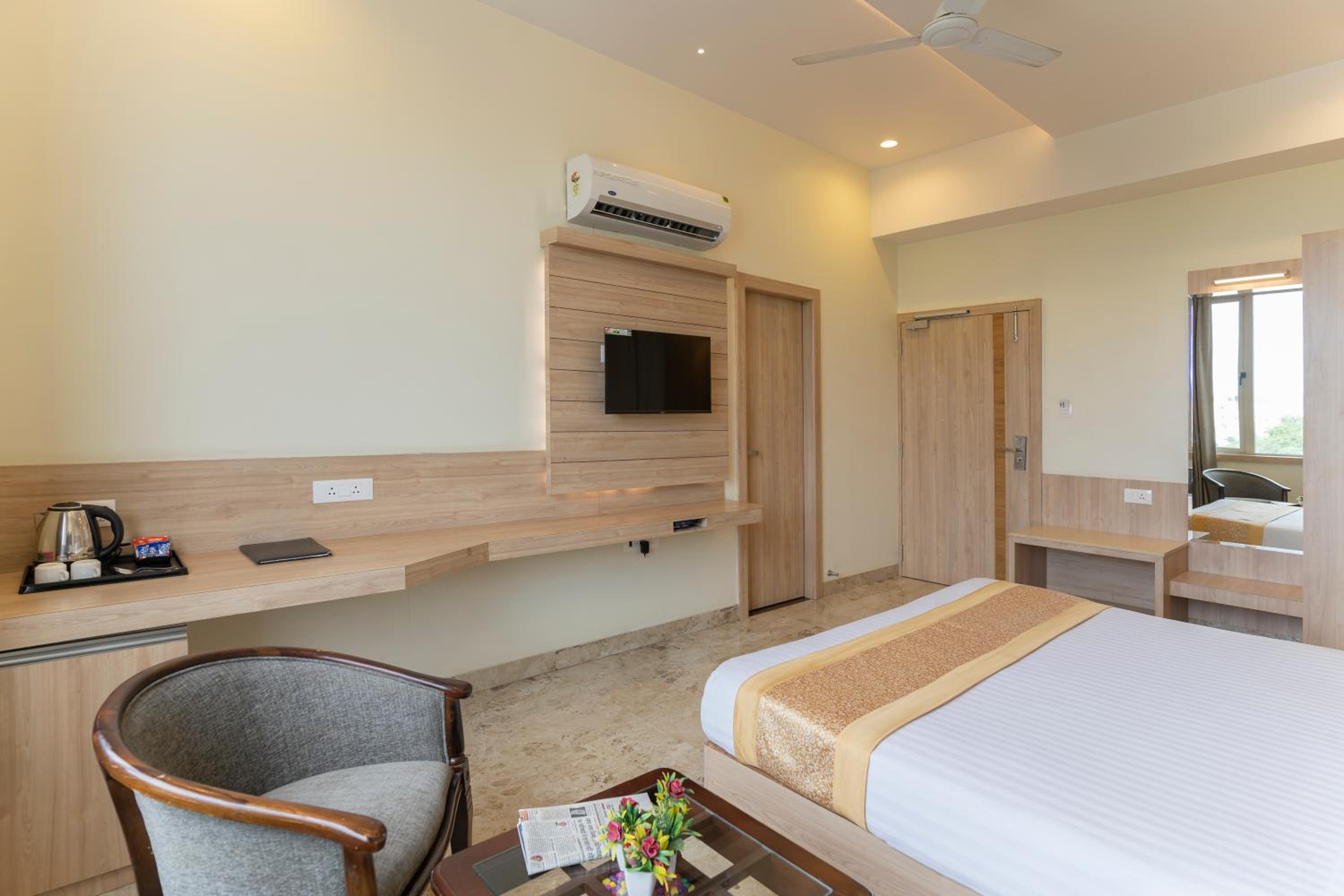 Deluxe King Room - Photo 5