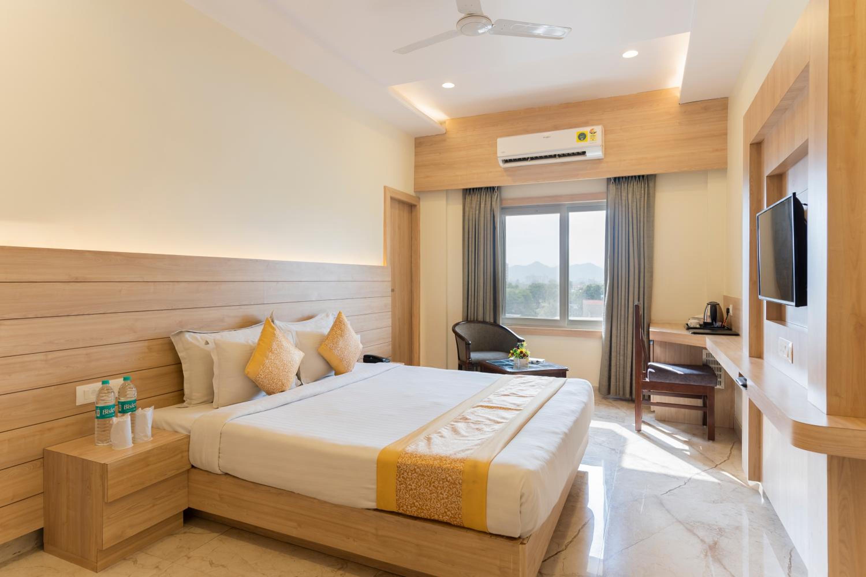 Deluxe King Room - Photo 6