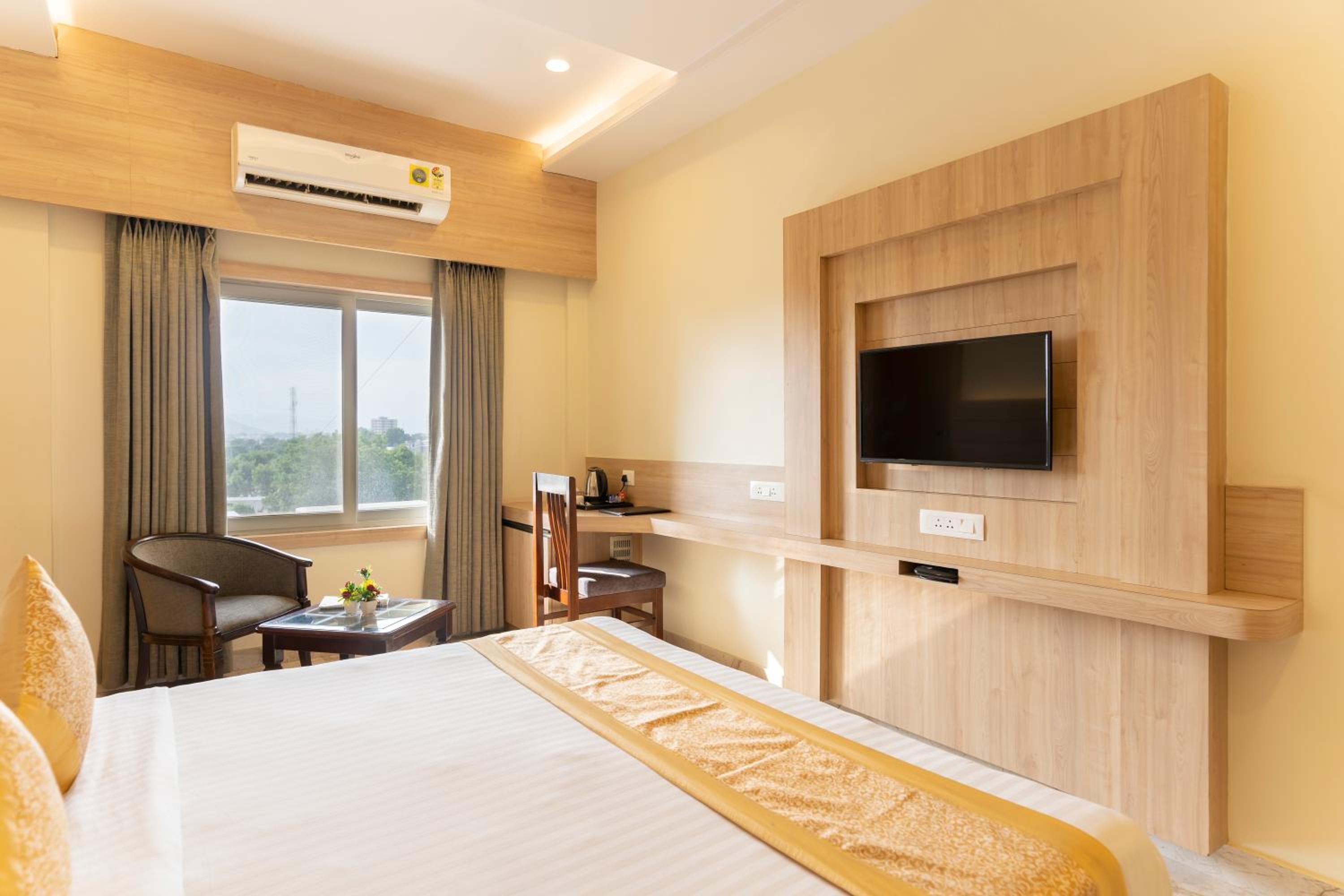 Deluxe King Room - Photo 7